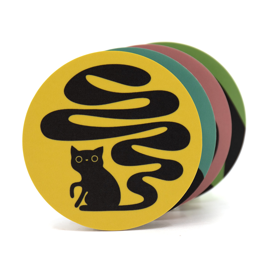 4 st coasters / glasunderlägg med motiv av fyra olika svarta katter. Färger: gul, turkos, rosa och grön.
