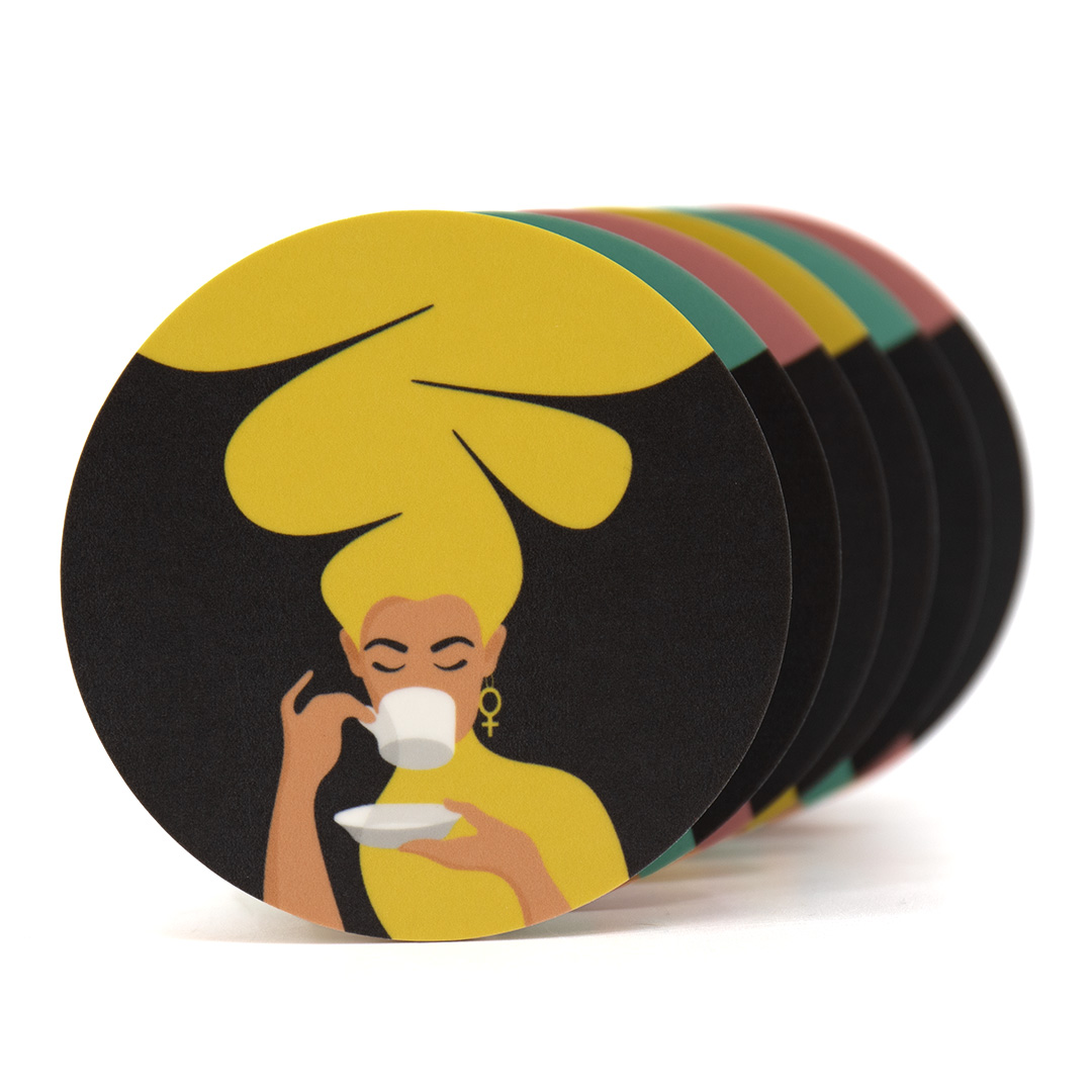 6 st coasters / glasunderlägg med motivet Kaffekvinnan – en kvinna med stort bubbligt hår som dricker kaffe ur en kaffekopp. Färger: gul, turkos och rosa.