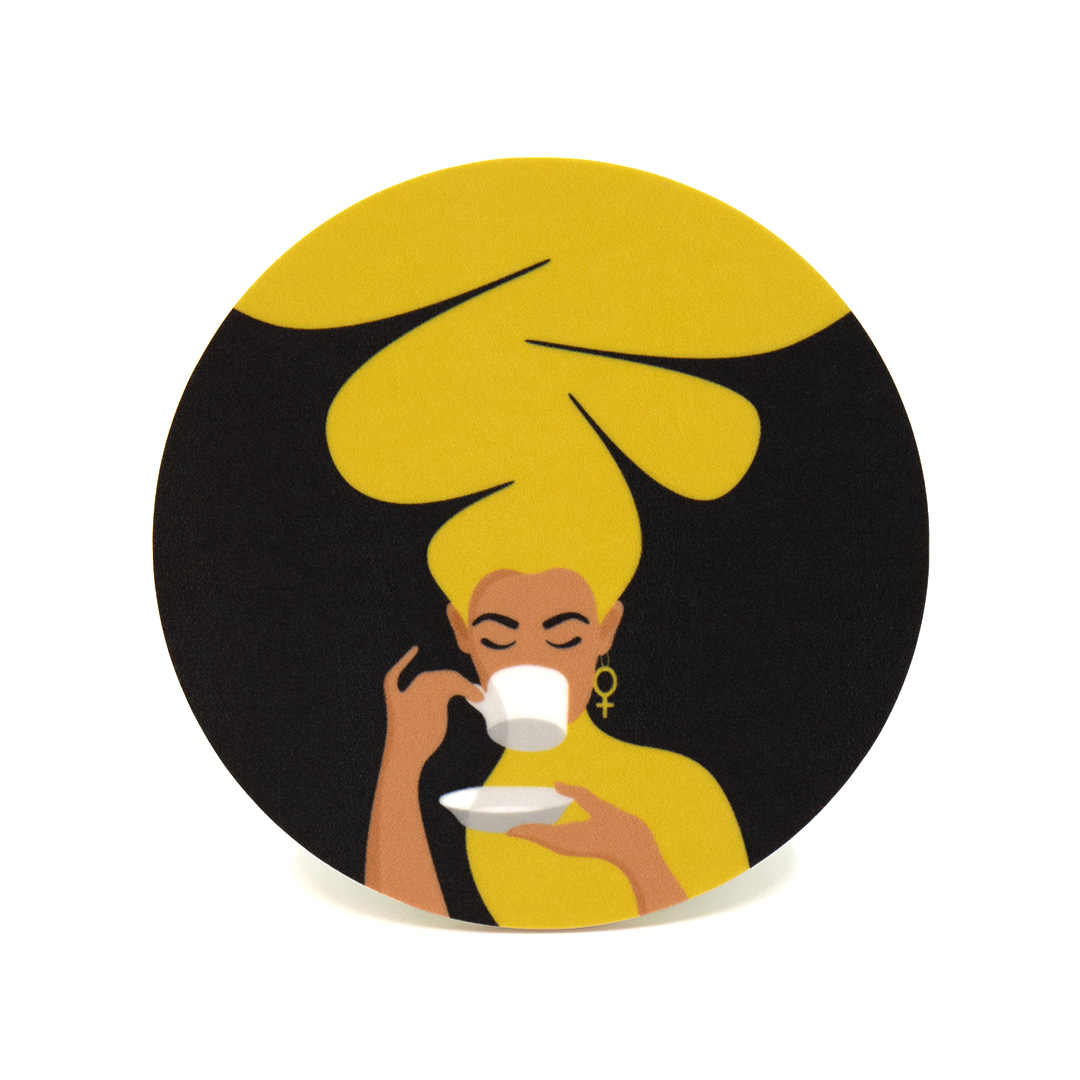 Glasunderlägg / coaster med motivet Kaffekvinnan – en kvinna med stort bubbligt hår som njuter av en kopp kaffe. I örat bär hon en venussymbol. Färg: gul.