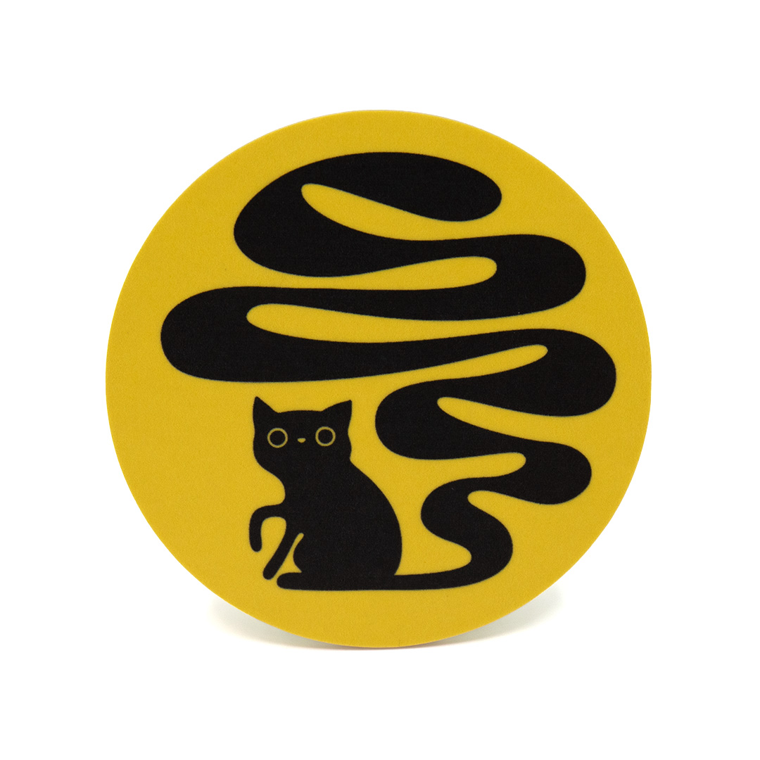 Glasunderlägg / coaster med motivet Svanskatten – en svart katt med lång slingrande svans. Färg: gul.