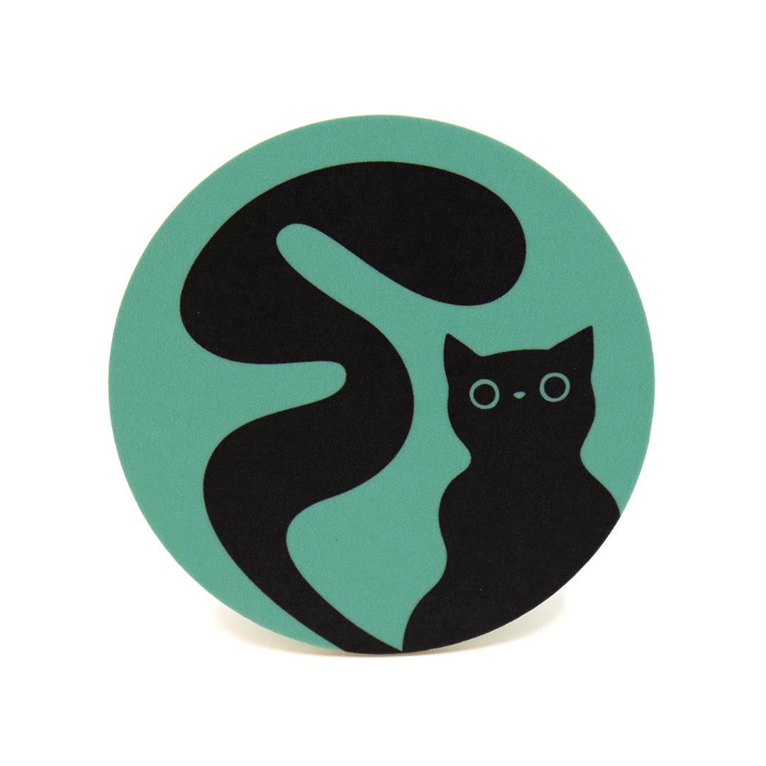 Glasunderlägg / coaster med motivet Nyfiken katt – en svart katt med lång slingrande svans. Färg: turkos.