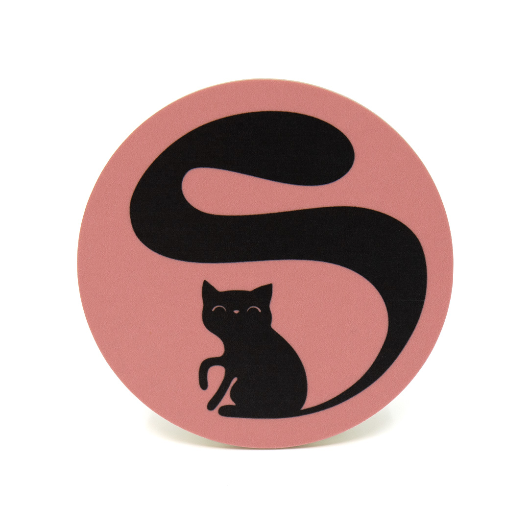Glasunderlägg / coaster med motivet Skrattkatten – en svart katt med lång slingrande svans. Färg: rosa.