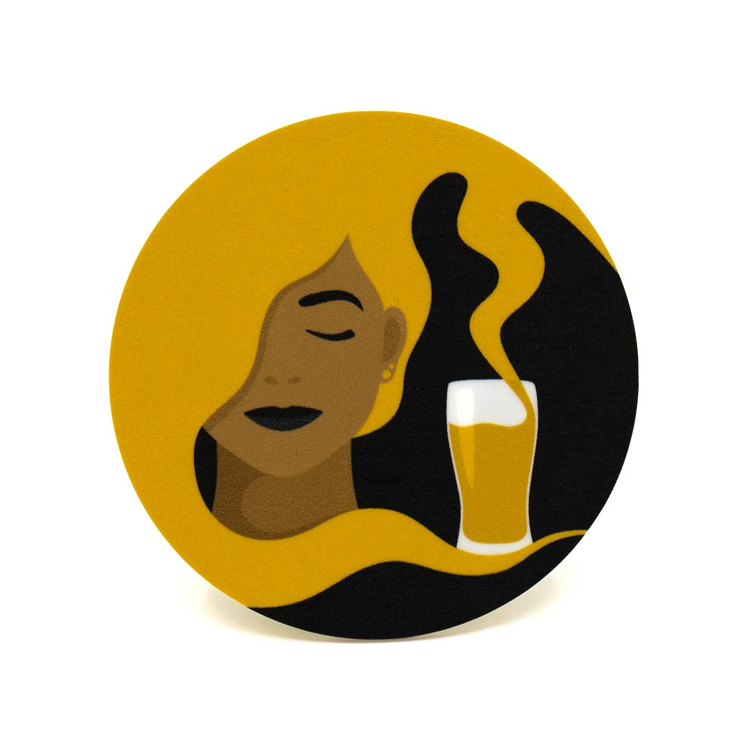 Coaster / glasunderlägg med motivet Tipsy – en kvinna vars hår blir till öl som rinner ner i hennes ölglas. Färg: gul och svart.