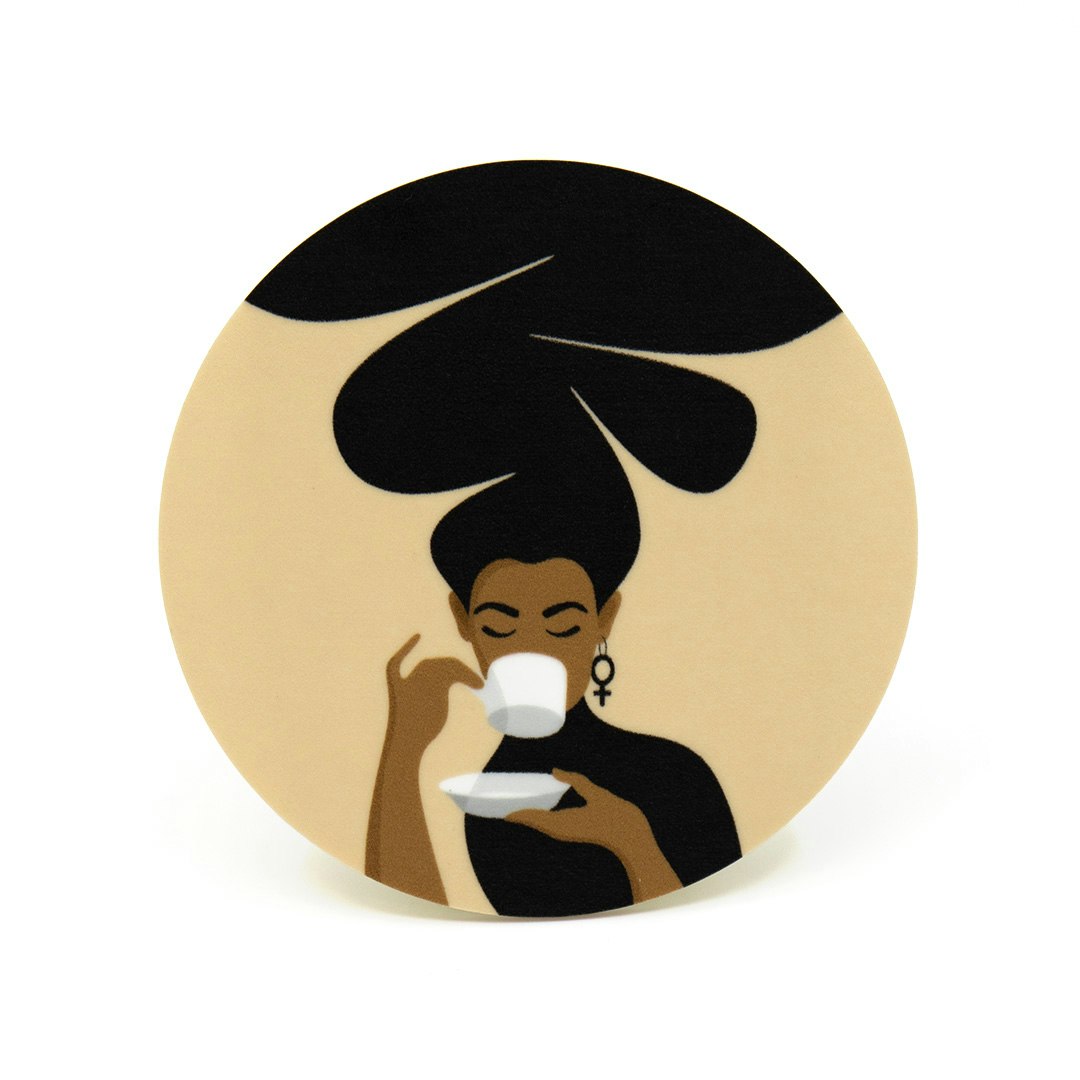 Coaster / glasunderlägg med motivet Kaffekvinnan – en kvinna med stort bubbligt hår som dricker kaffe ur en kaffekopp. Färg: sand.