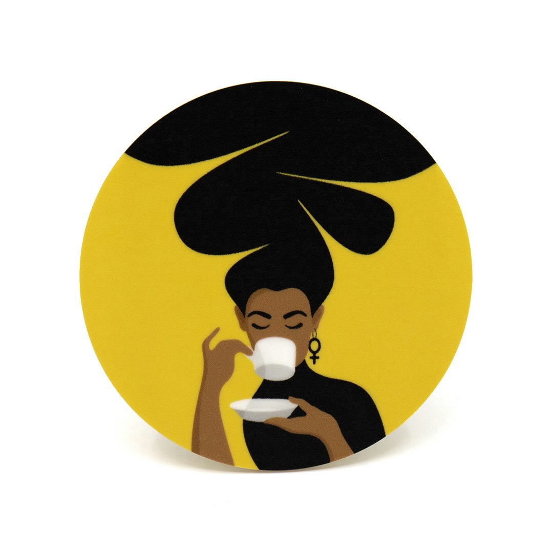 Coaster / glasunderlägg med motivet Kaffekvinnan – en kvinna med stort bubbligt hår som dricker kaffe ur en kaffekopp. Färg: gul.