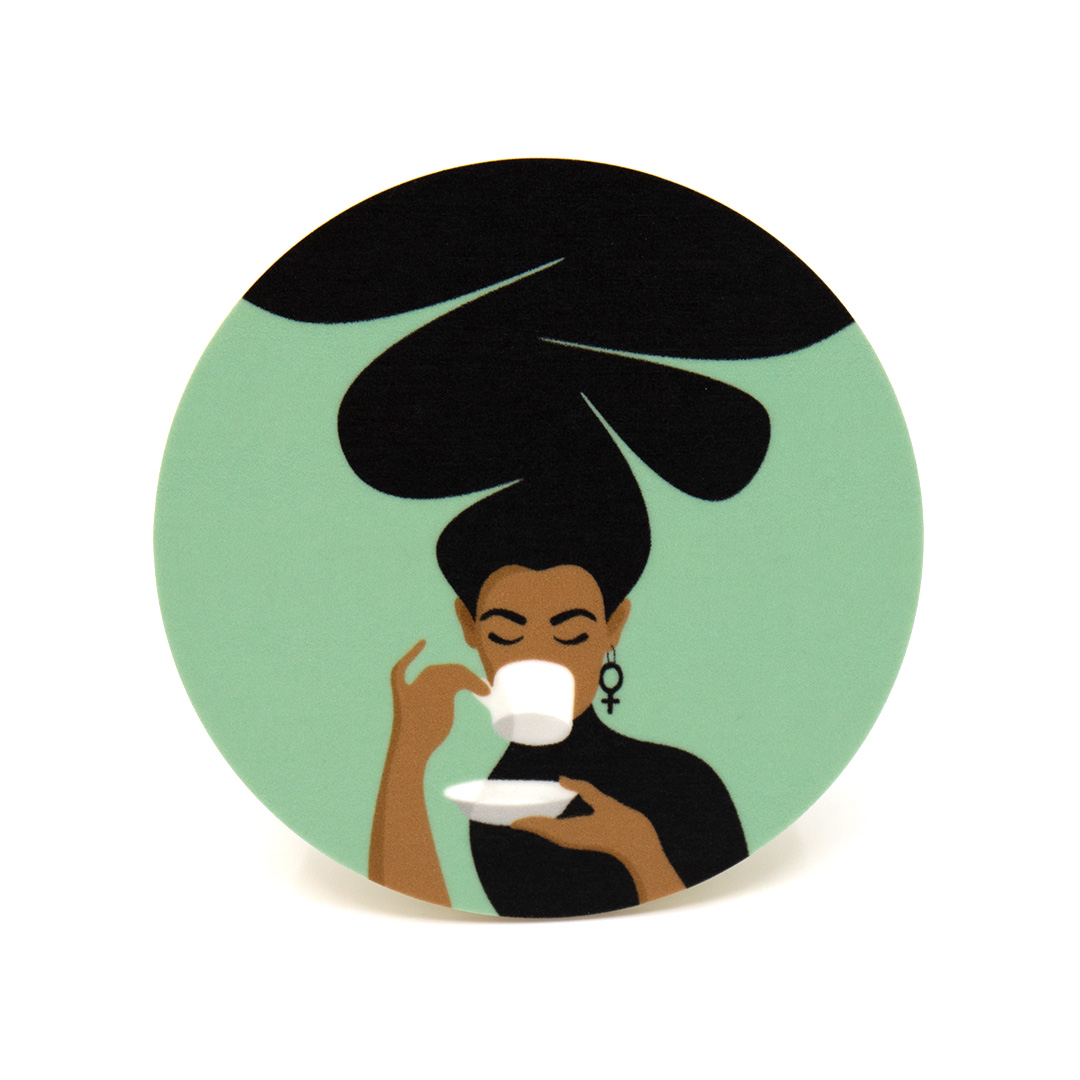 Coaster / glasunderlägg med motivet Kaffekvinnan – en kvinna med stort bubbligt hår som dricker kaffe ur en kaffekopp. Färg: mint.
