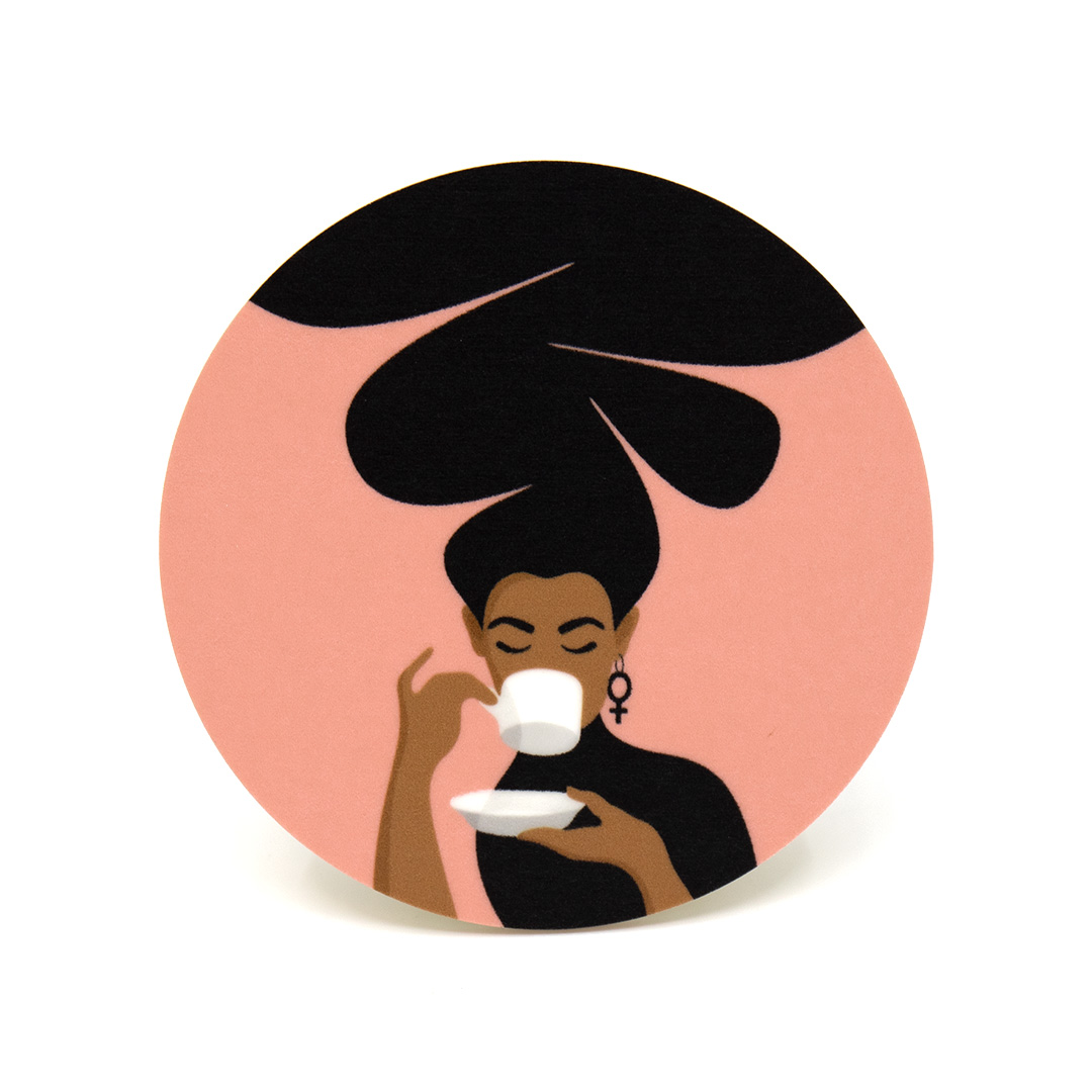 Coaster / glasunderlägg med motivet Kaffekvinnan – en kvinna med stort bubbligt hår som dricker kaffe ur en kaffekopp. Färg: rosa.