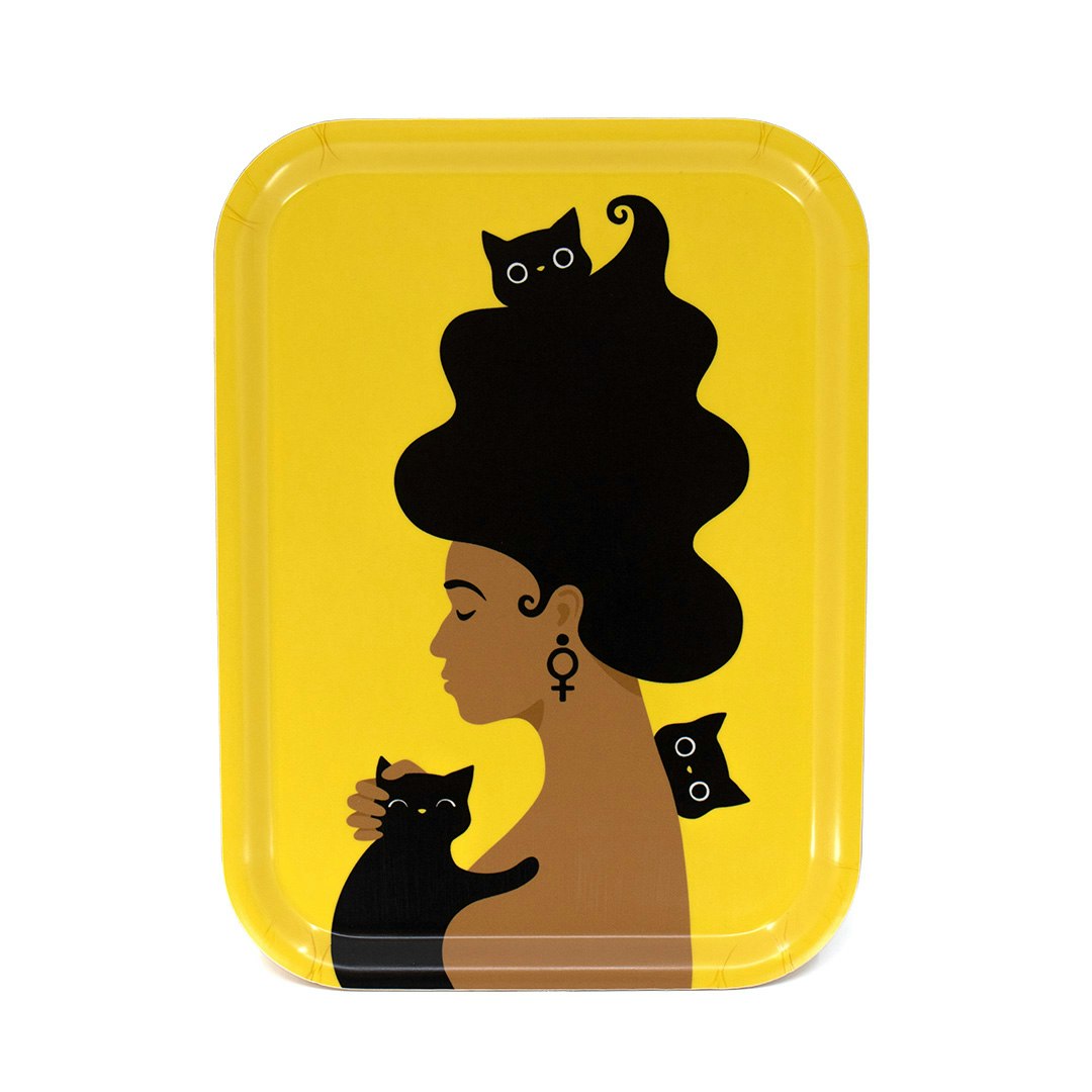 Rektangulär mindre bricka / frukostbricka med motivet Kattkvinnan – en kvinna med stort vågigt hår, tre katter och en venussymbol i örat. Färg: gul och svart.