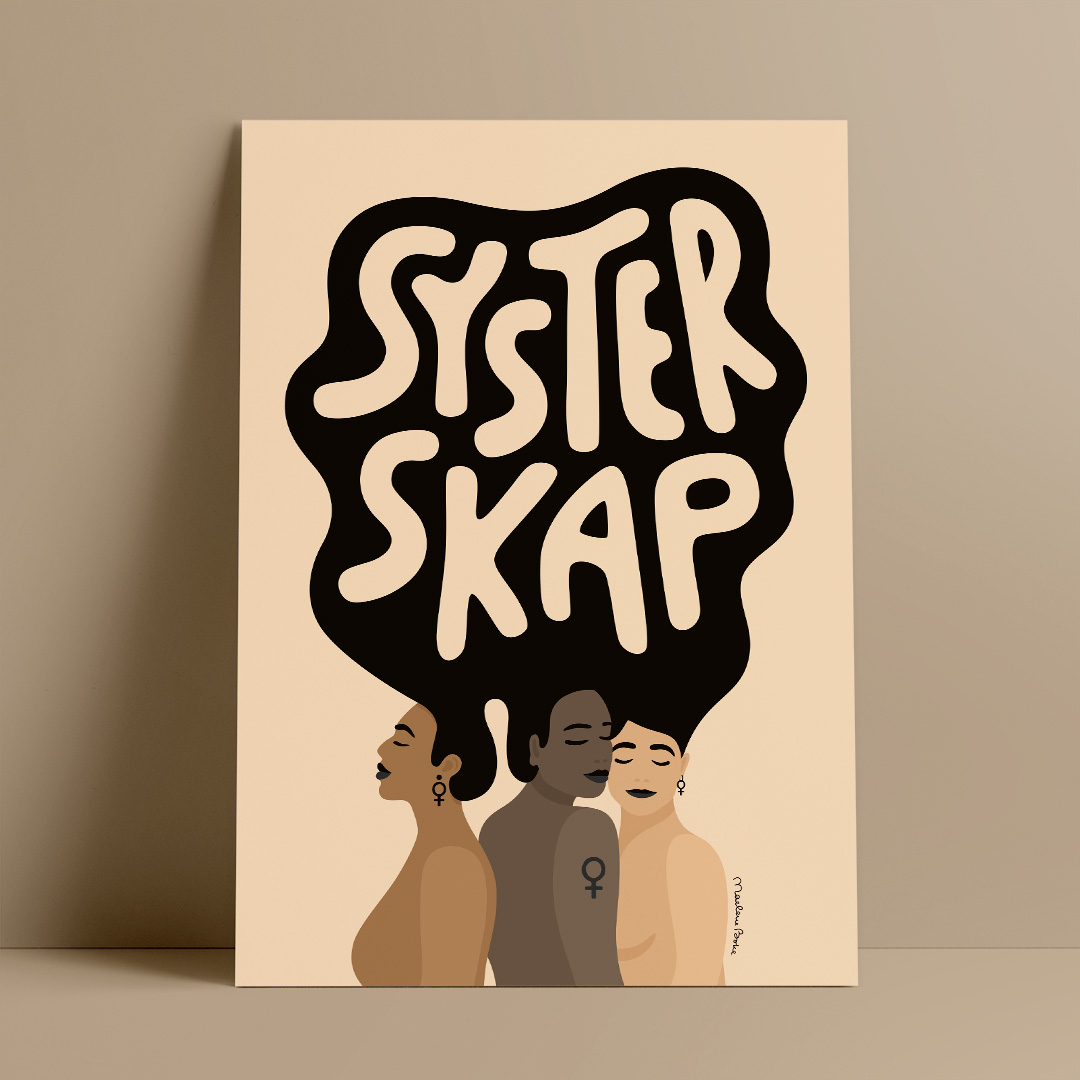 Print / poster med motivet Systerskap – tre kvinnor vilkas hår bildar ordet systerskap. Färg: sand.