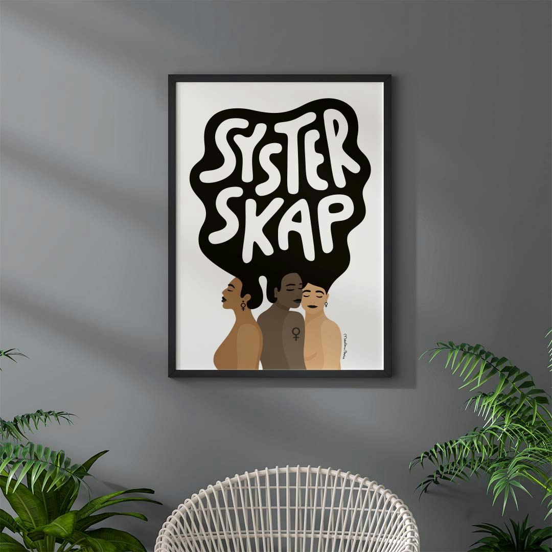 Print / poster med motivet Systerskap – tre kvinnor vilkas hår bildar ordet systerskap. Färg: svartvit.