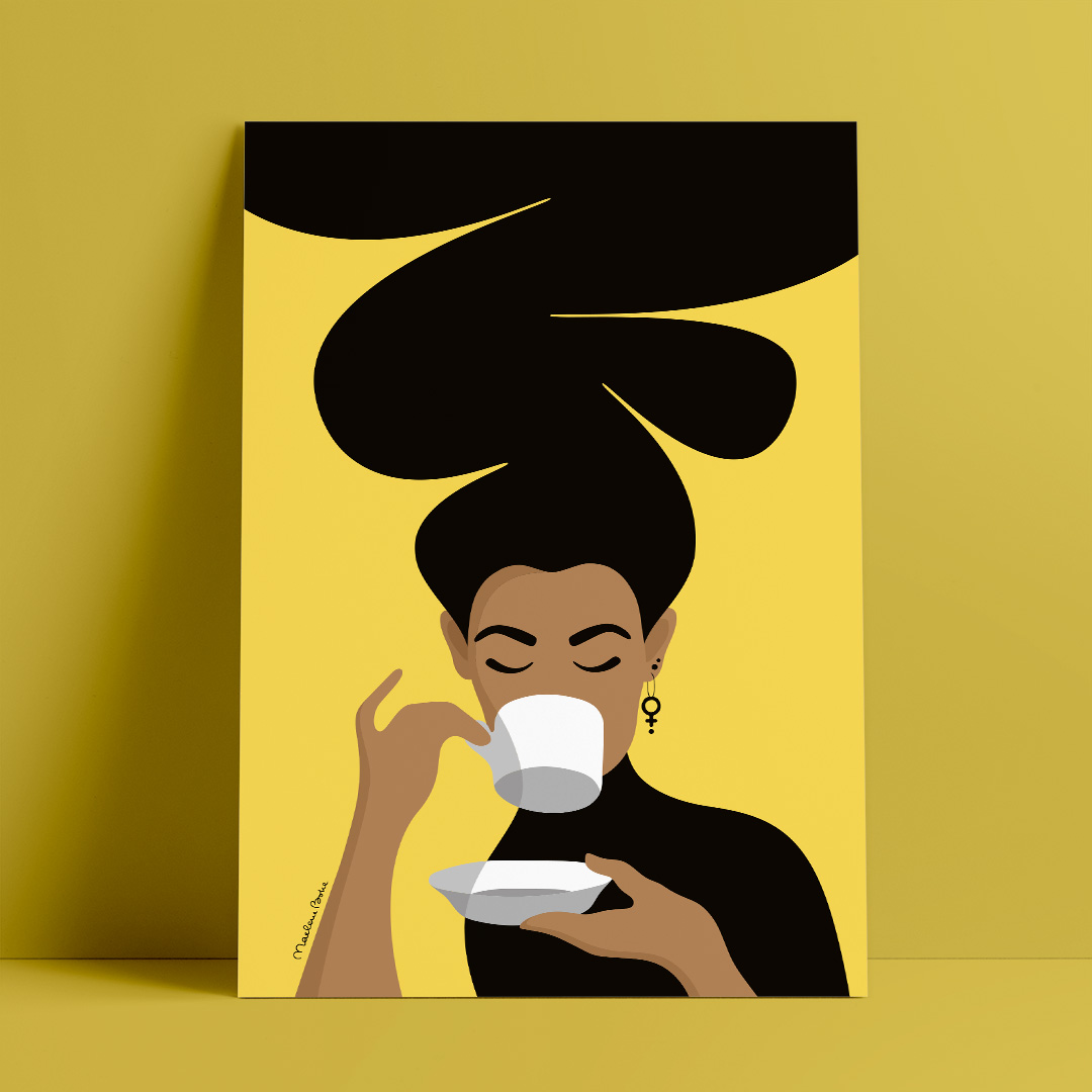 Print / poster med motivet Kaffekvinnan – en kvinna med stort bubbligt hår, en venussymbol i örat och som njuter av en kopp kaffe. Färg: gul.