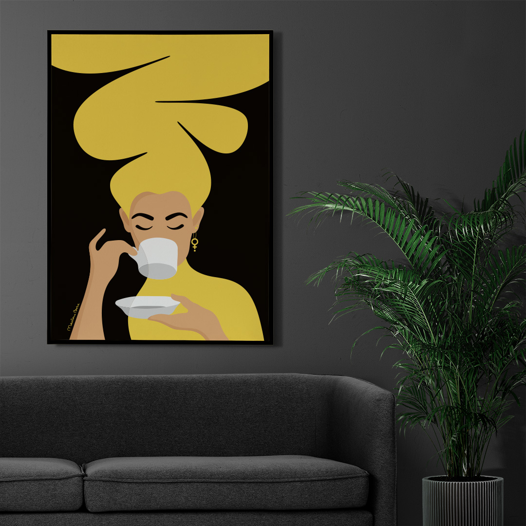 Print / poster med motivet Kaffekvinnan – en kvinna med stort bubbligt hår, en venussymbol i örat och som njuter av en kopp kaffe. Färg: gul.