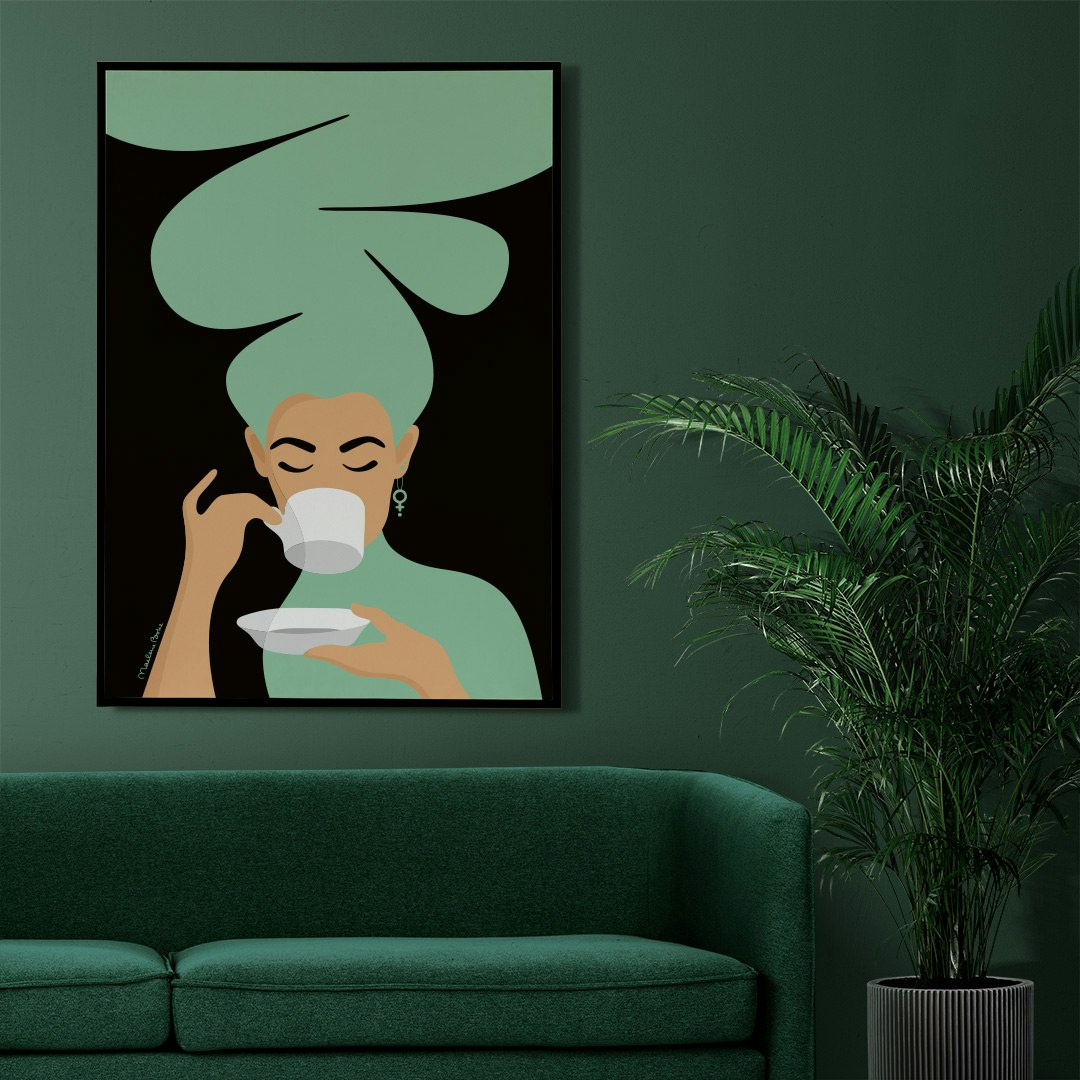 Print / poster med motivet Kaffekvinnan – en kvinna med stort bubbligt hår, en venussymbol i örat och som njuter av en kopp kaffe. Färg: mint / mintgrön.