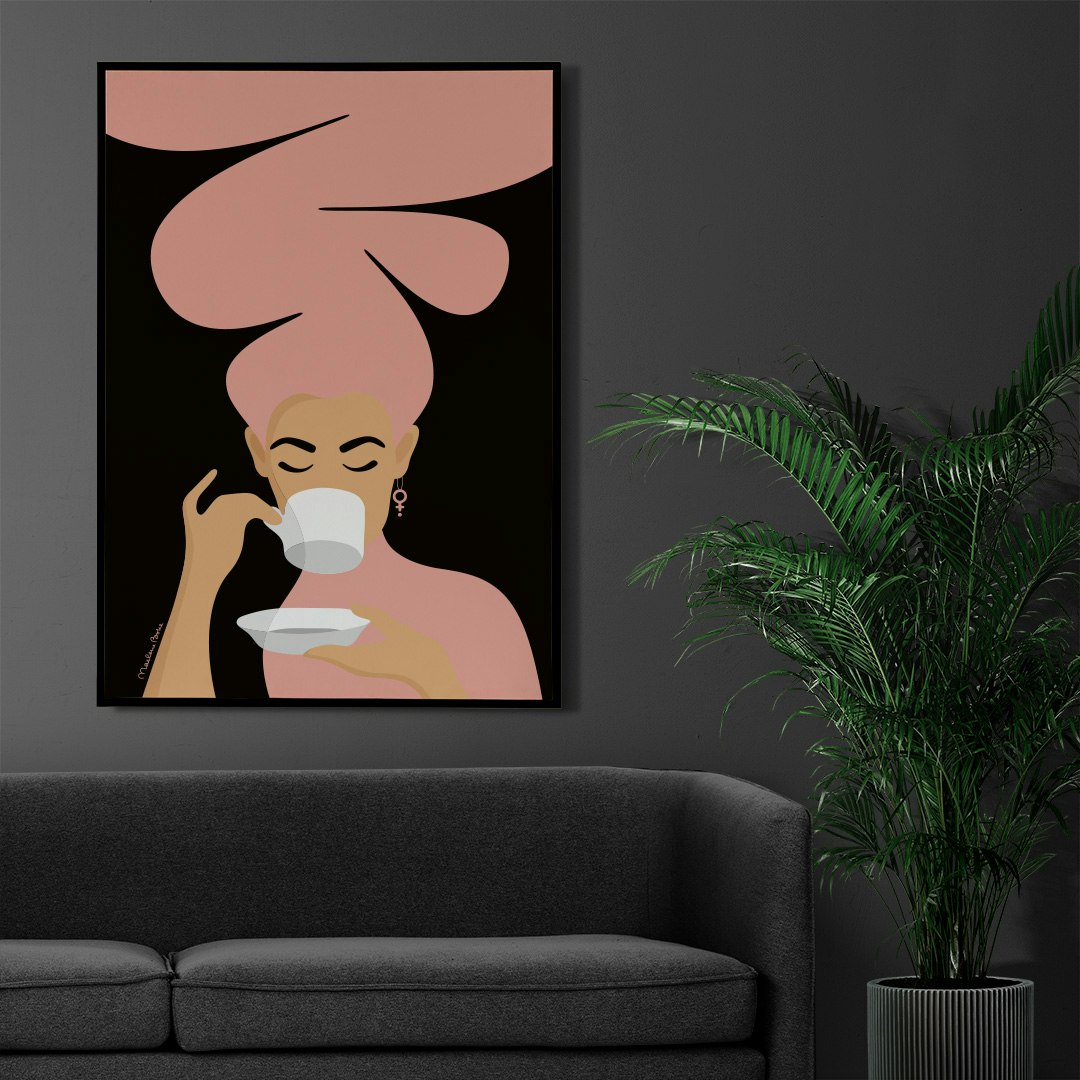 Print / poster med motivet Kaffekvinnan – en kvinna med stort bubbligt hår, en venussymbol i örat och som njuter av en kopp kaffe. Färg: rosa.