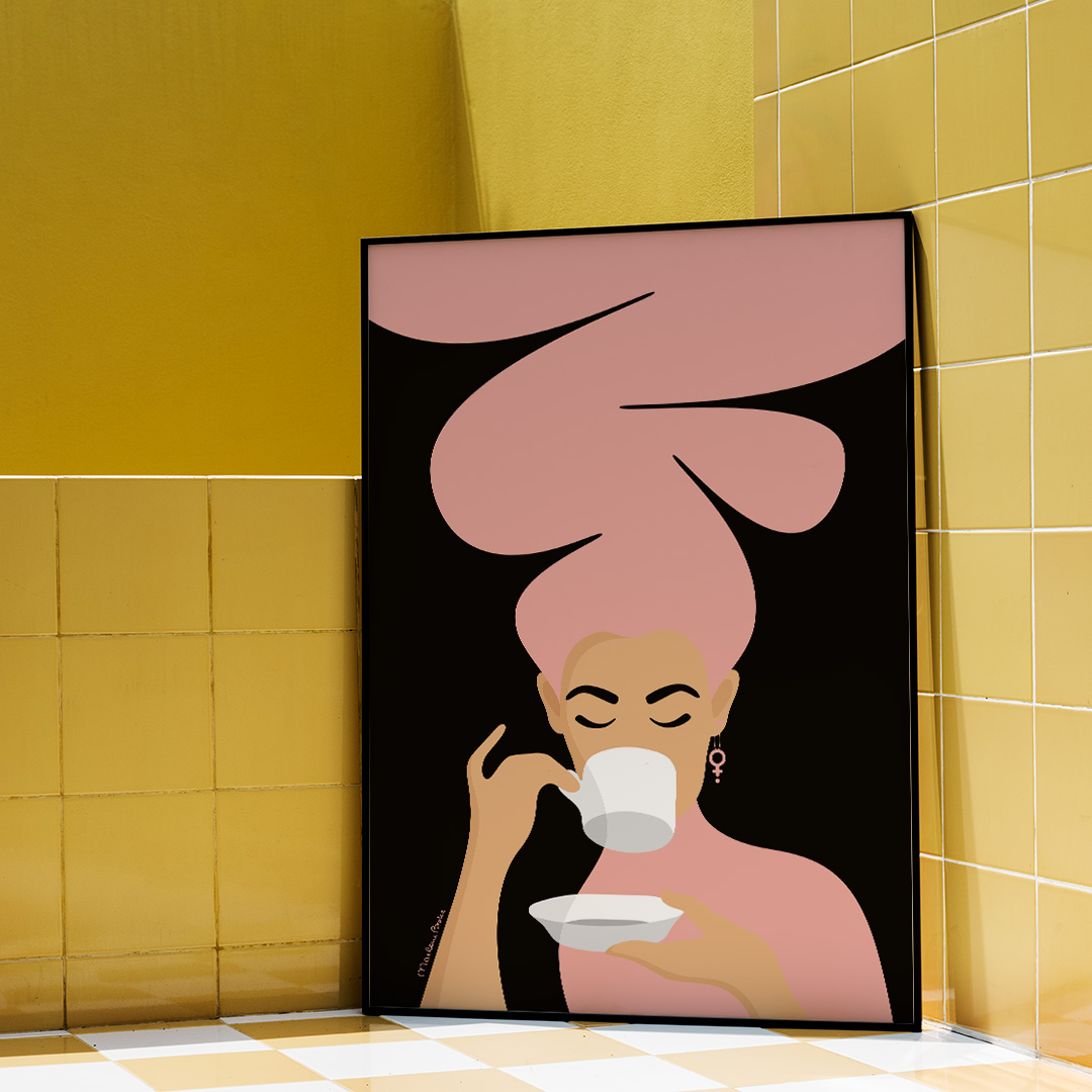 Print / poster med motivet Kaffekvinnan – en kvinna med stort bubbligt hår, en venussymbol i örat och som njuter av en kopp kaffe. Inramad i rosa badrum. Färg: rosa.