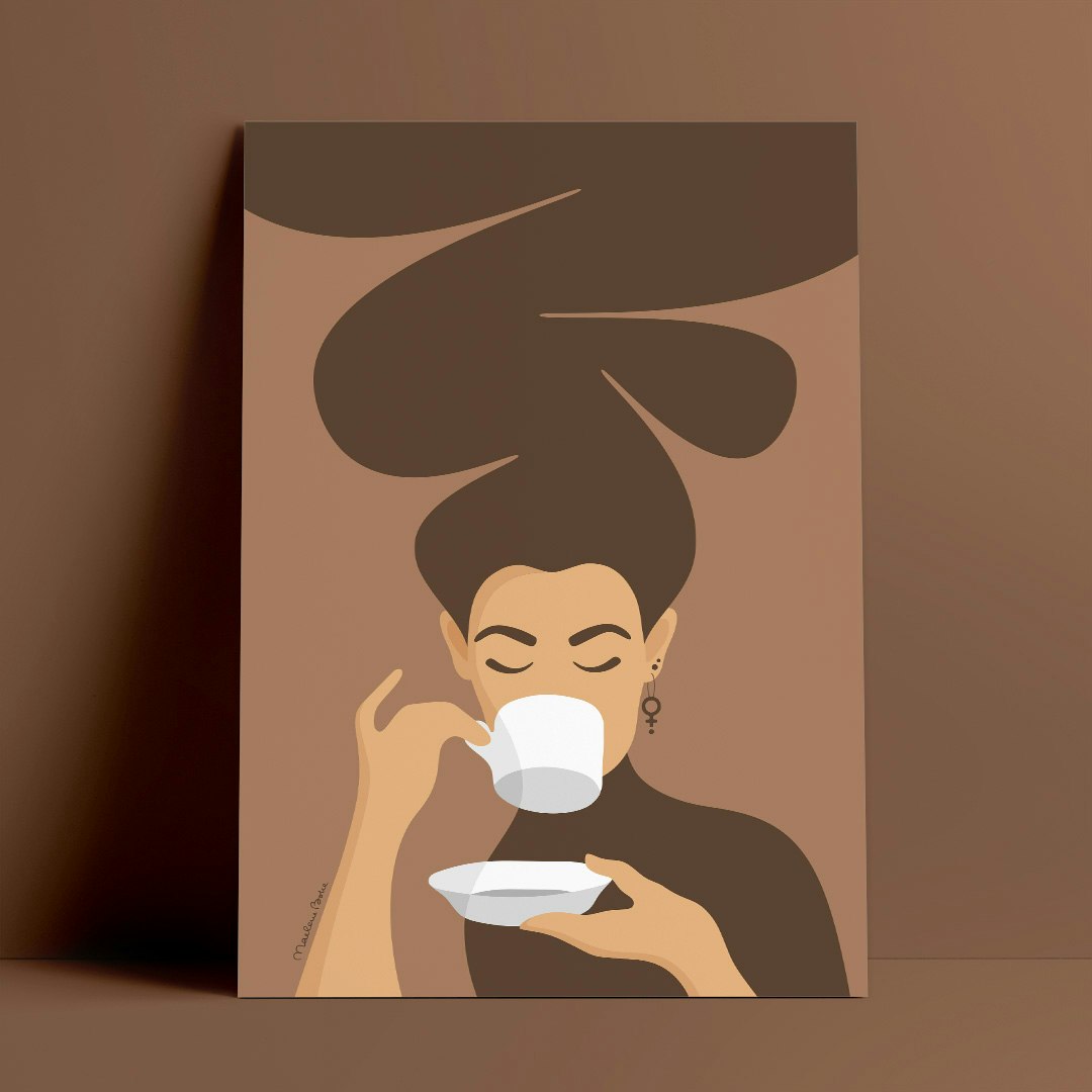 Print / poster med motivet Kaffekvinnan – en kvinna med stort bubbligt hår, en venussymbol i örat och som njuter av en kopp kaffe. Färg: brun.