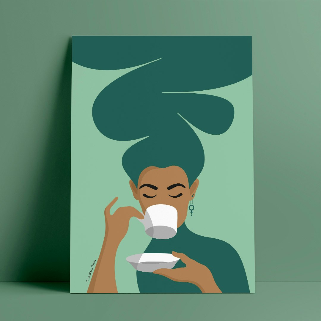 Print / poster med motivet Kaffekvinnan – en kvinna med stort bubbligt hår, en venussymbol i örat och som njuter av en kopp kaffe. Färg: petrol och mint / mintgrön.