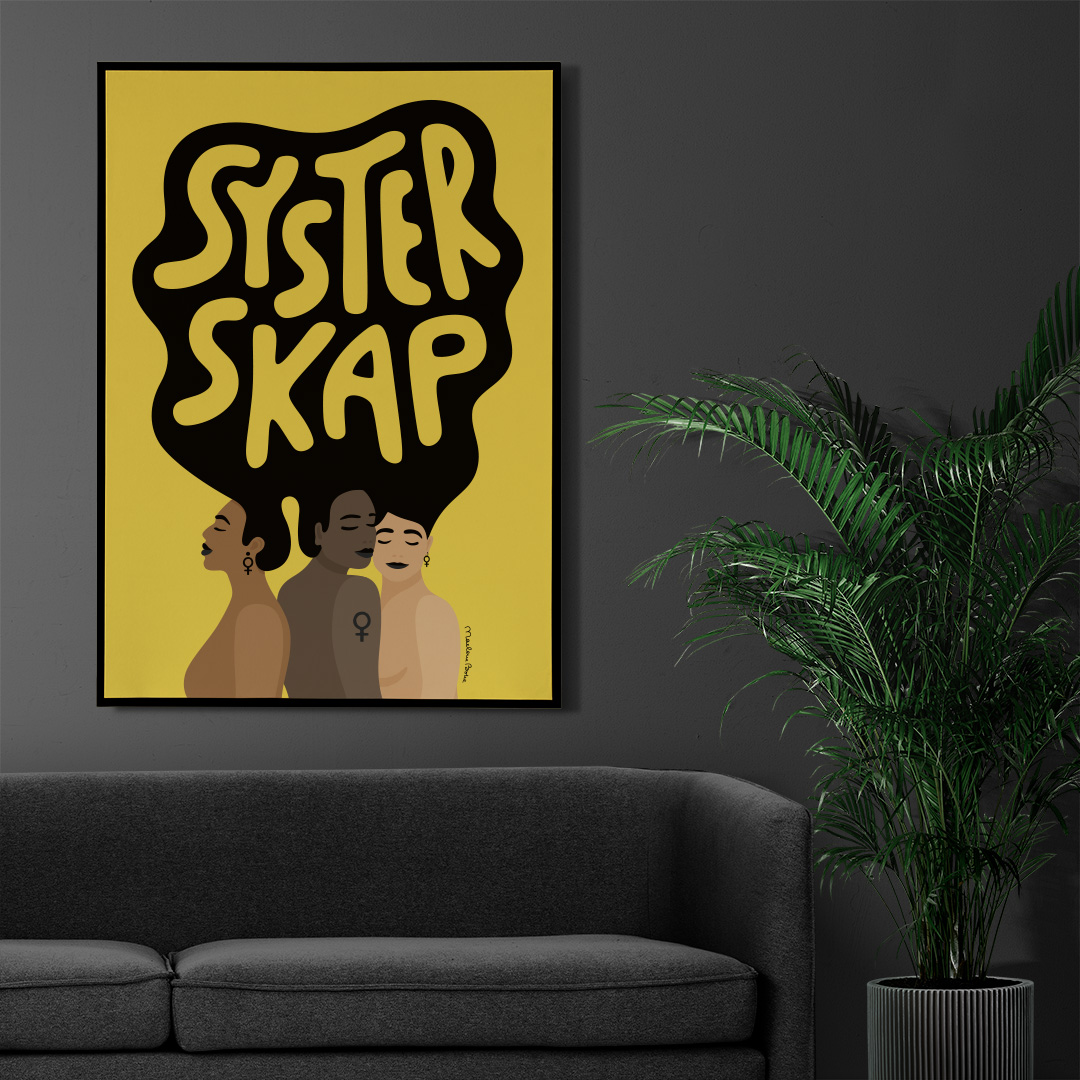 Print / poster med motivet Systerskap – tre kvinnor vilkas hår bildar ordet systerskap. Färg: gul.