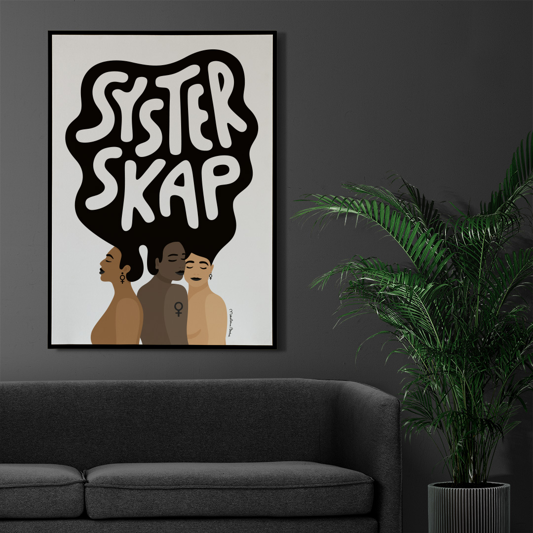 Print / poster med motivet Systerskap – tre kvinnor vilkas hår bildar ordet systerskap. Färg: svartvit.