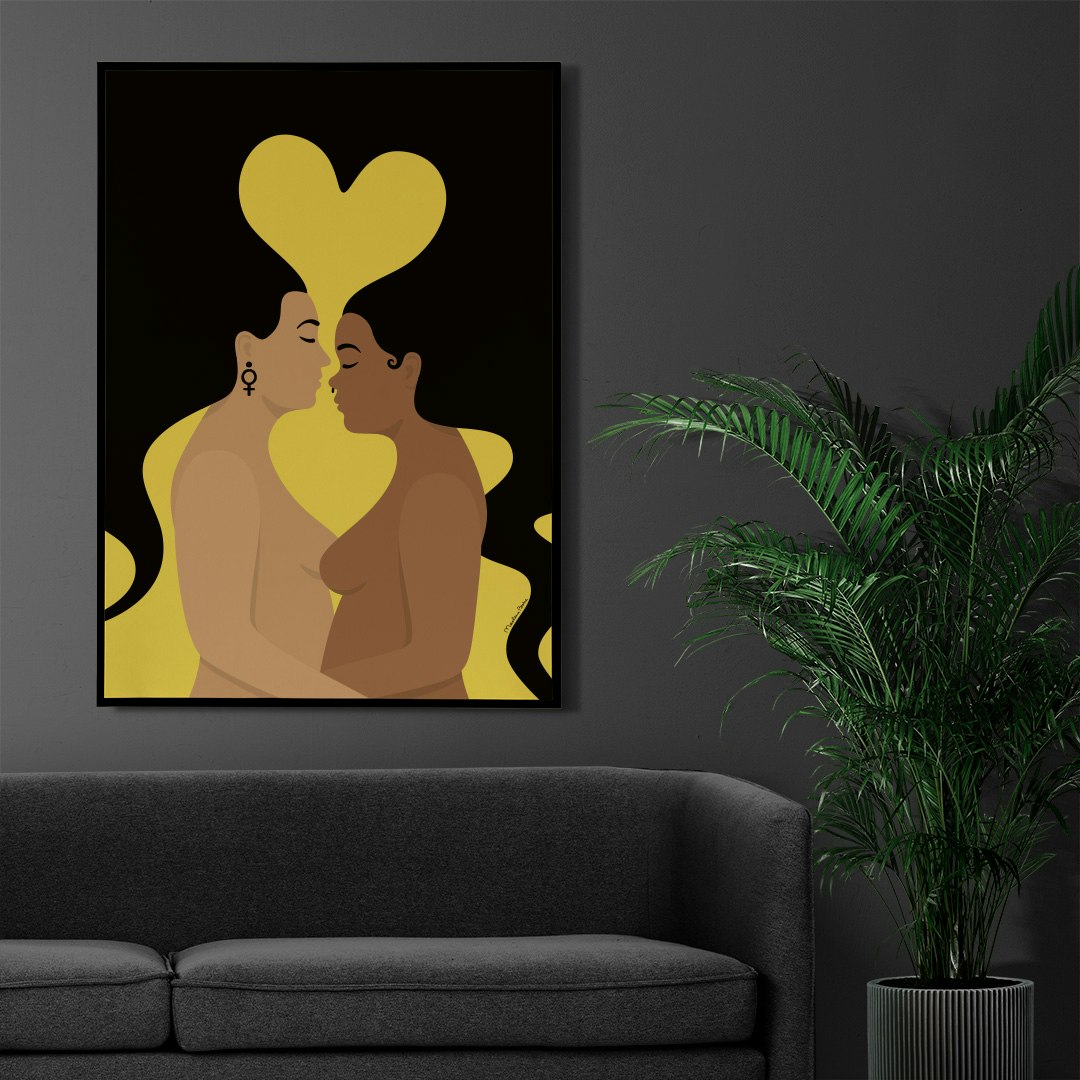 Print / poster med motivet Kärlek – två kvinnor som omfamnar varandra och vilkas hår är sammanflätat och formar ett hjärta. Färg: gul.