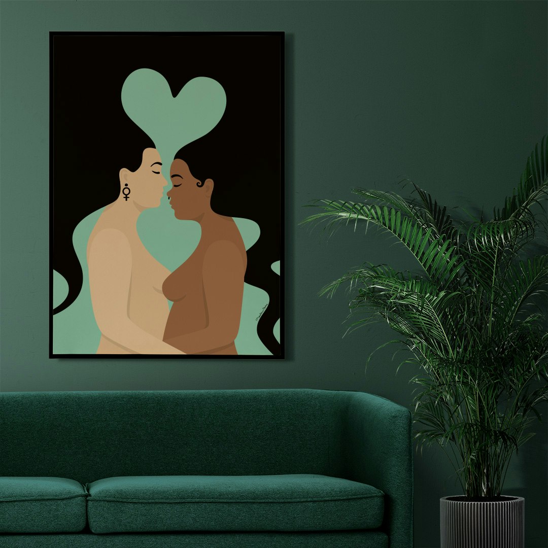 Print / poster med motivet Kärlek – två kvinnor som omfamnar varandra och vilkas hår är sammanflätat och formar ett hjärta. Färg: mint.
