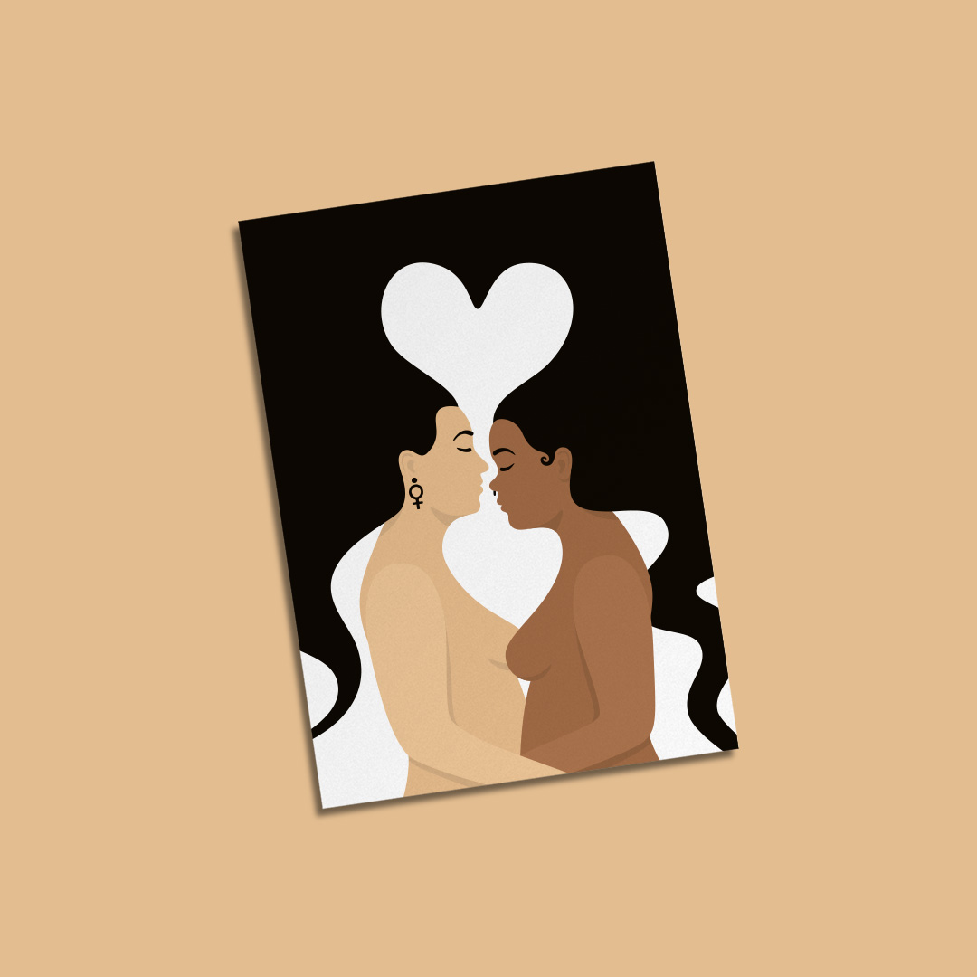 Print / poster med motivet Kärlek – två kvinnor som omfamnar varandra och vilkas hår är sammanflätat och formar ett hjärta. Färg: svartvit.