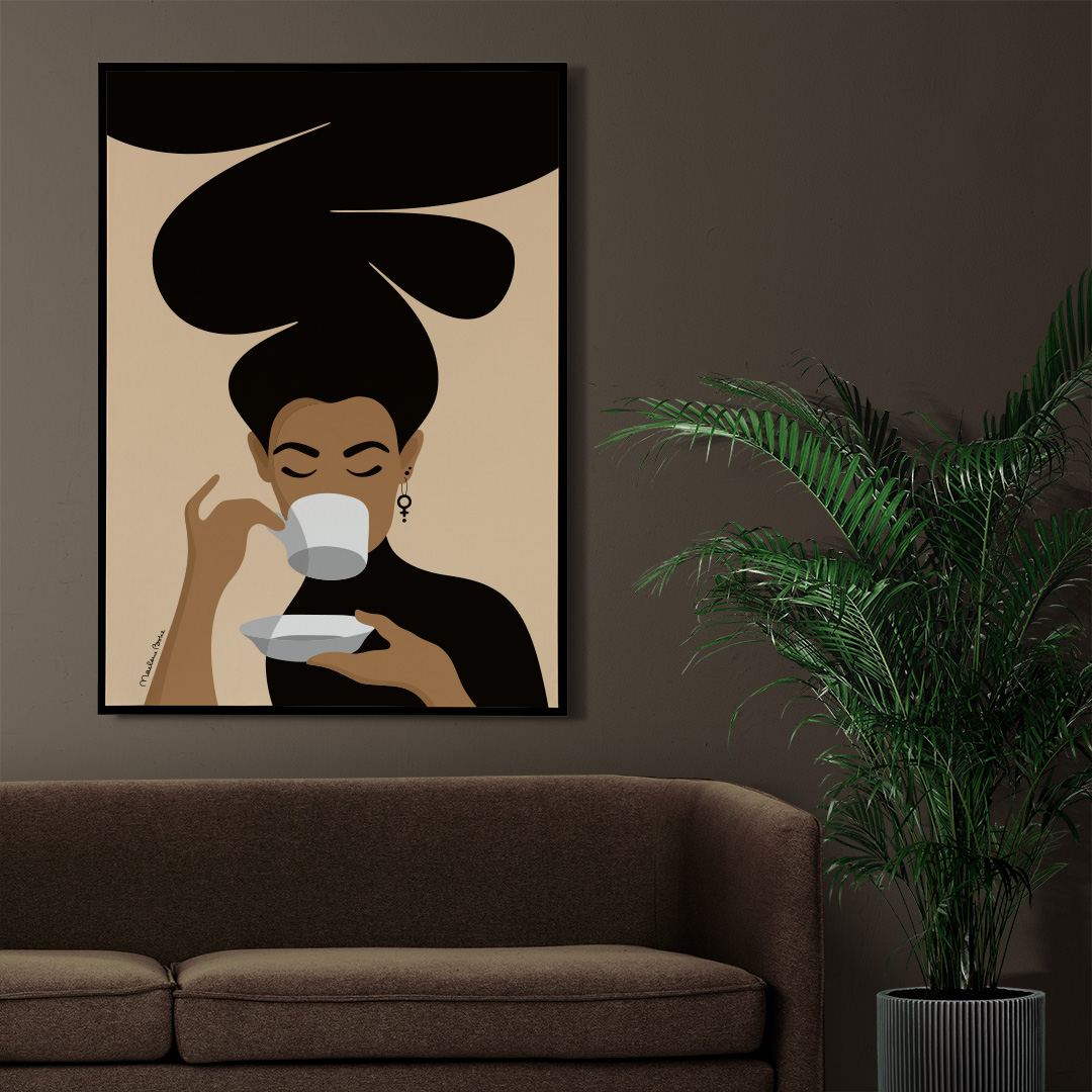 Print / poster med motivet Kaffekvinnan – en kvinna med stort bubbligt hår, en venussymbol i örat och som njuter av en kopp kaffe.