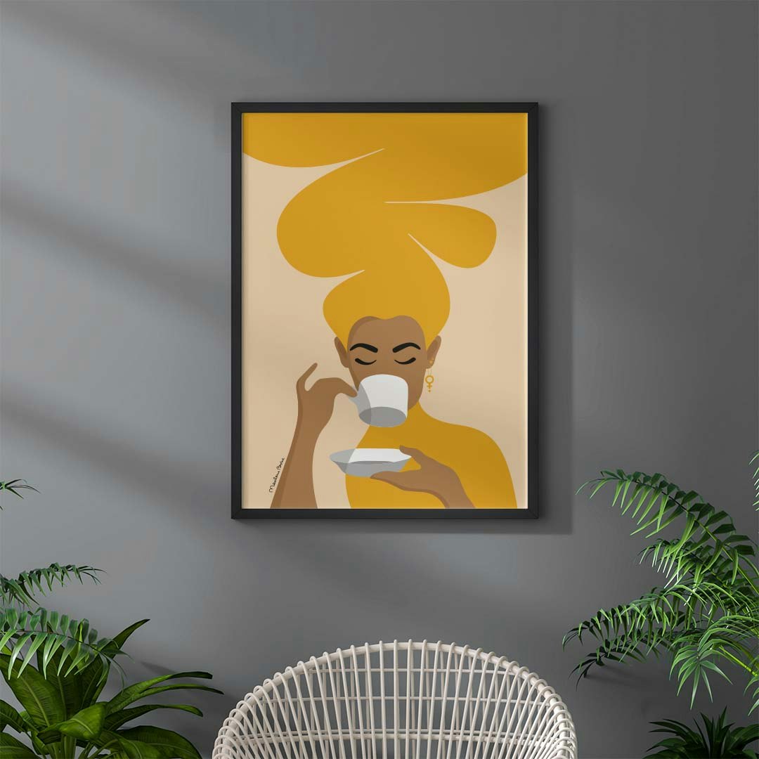 Print / poster med motivet Kaffekvinnan – en kvinna med stort bubbligt hår, en venussymbol i örat och som njuter av en kopp kaffe. Färg: senapsgul.