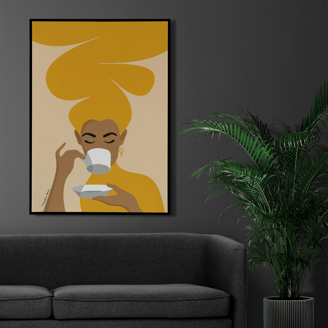 Print / poster med motivet Kaffekvinnan – en kvinna med stort bubbligt hår, en venussymbol i örat och som njuter av en kopp kaffe. Färg: senapsgul.