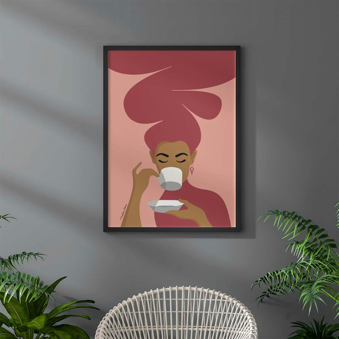 Print / poster med motivet Kaffekvinnan – en kvinna med stort bubbligt hår, en venussymbol i örat och som njuter av en kopp kaffe. Färg: röd och rosa.