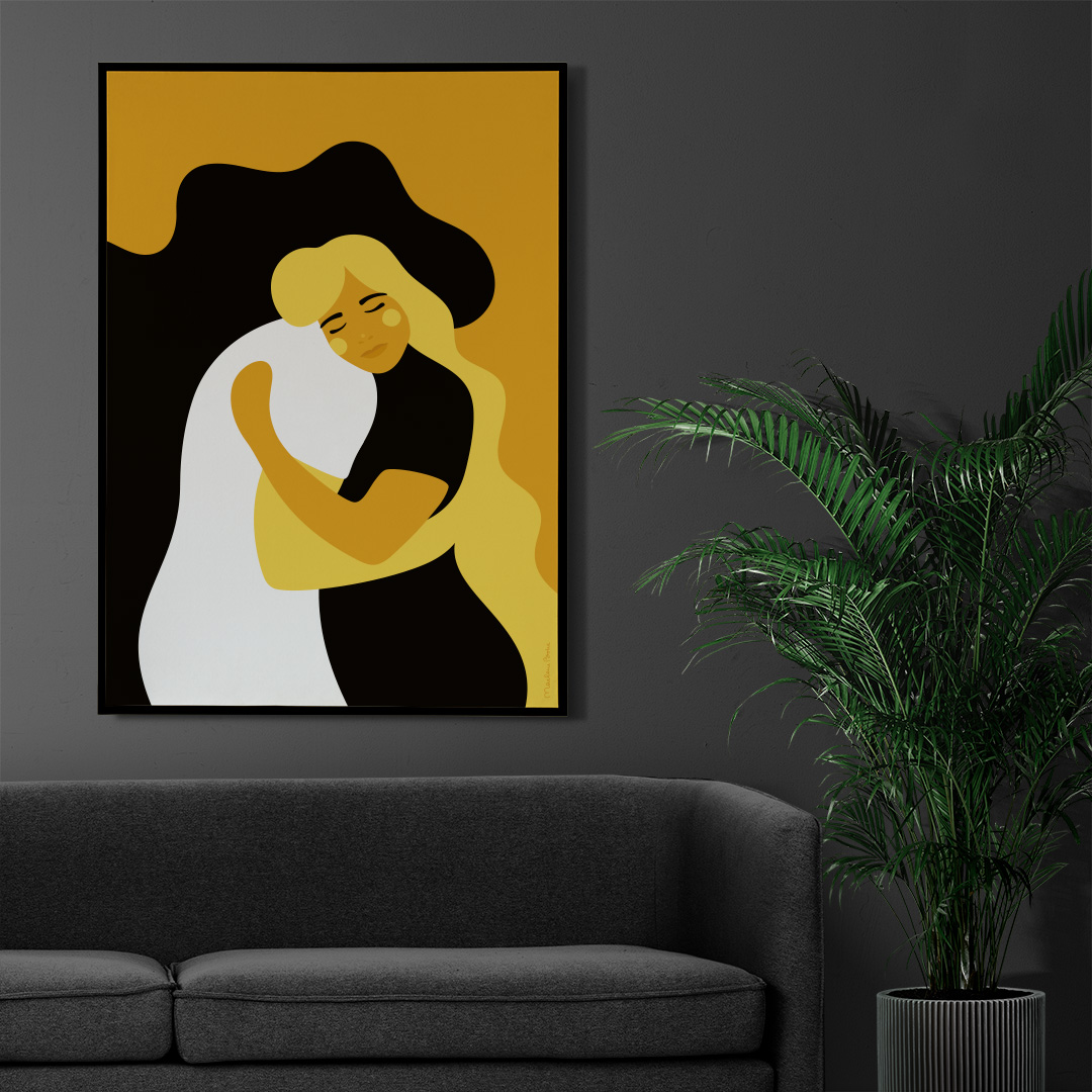 Poster med mjuka, böljande former föreställande två personer som kramas. Motivet heter Kram och går i färgerna svart, vitt, gult och senapsgult.