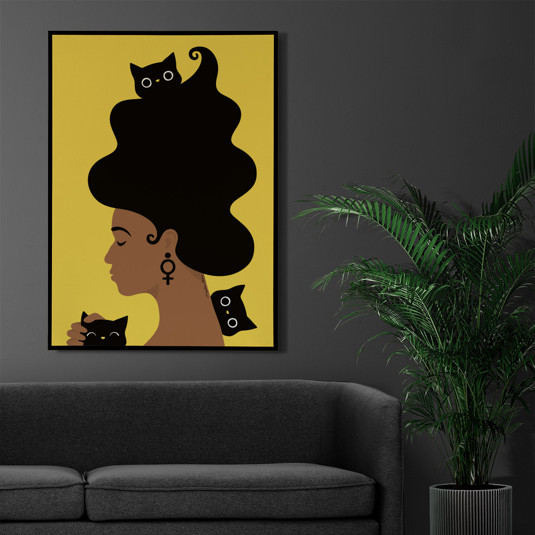 Gul poster / print med motivet Kattkvinnan – en kvinna med stort böljande hår som är omgiven av tre busiga katter. I örat bär hon en venussymbol. Färg: gul.