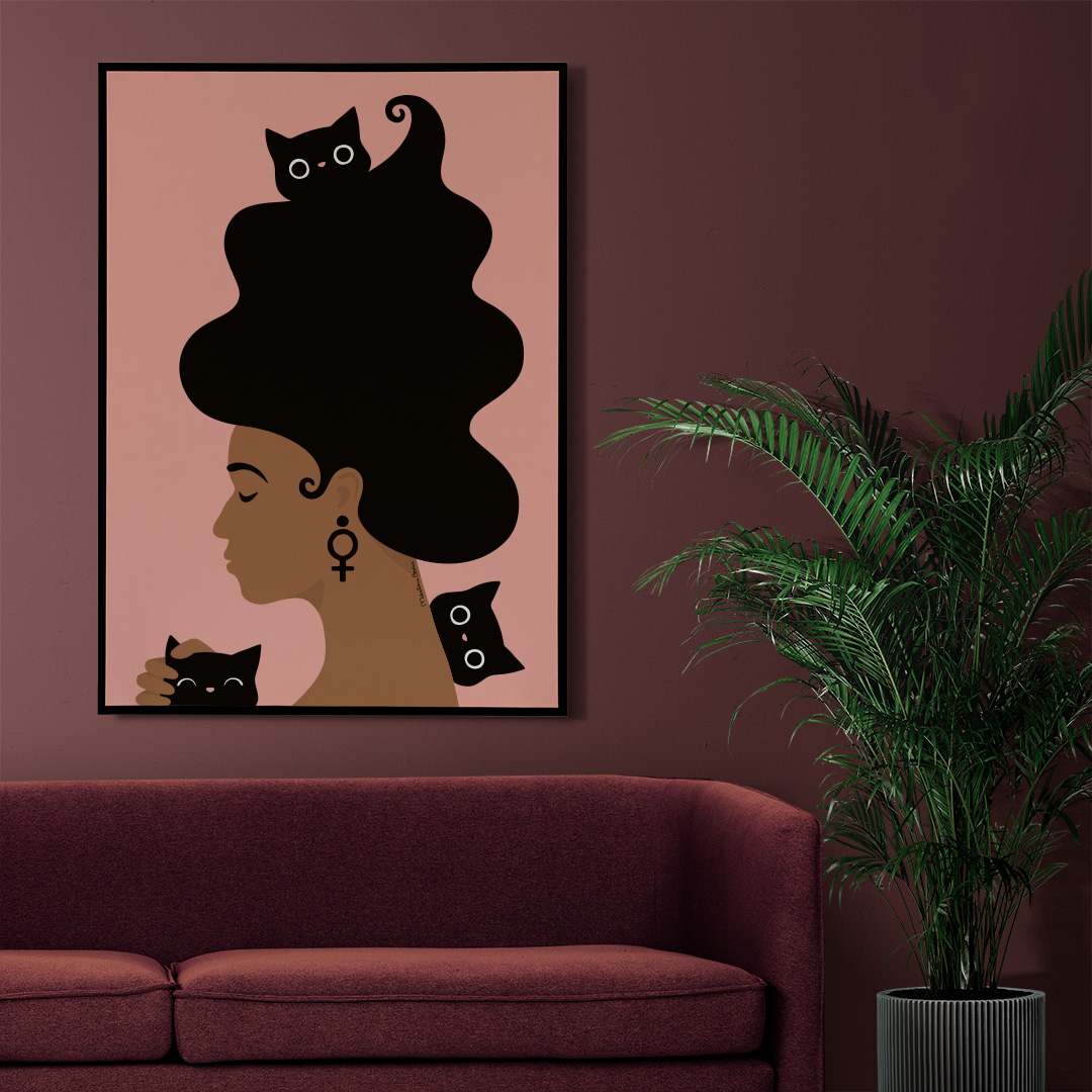 Poster / print med motivet Kattkvinnan – en kvinna med stort böljande hår som är omgiven av tre busiga katter. I örat bär hon en venussymbol. Färg: rosa.