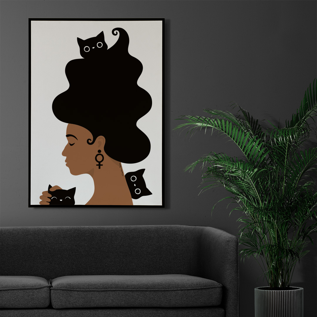 Print / poster med motivet Kattkvinnan – en kvinna med stort böljande hår, omgiven av tre busiga katter. Färg: svartvit.