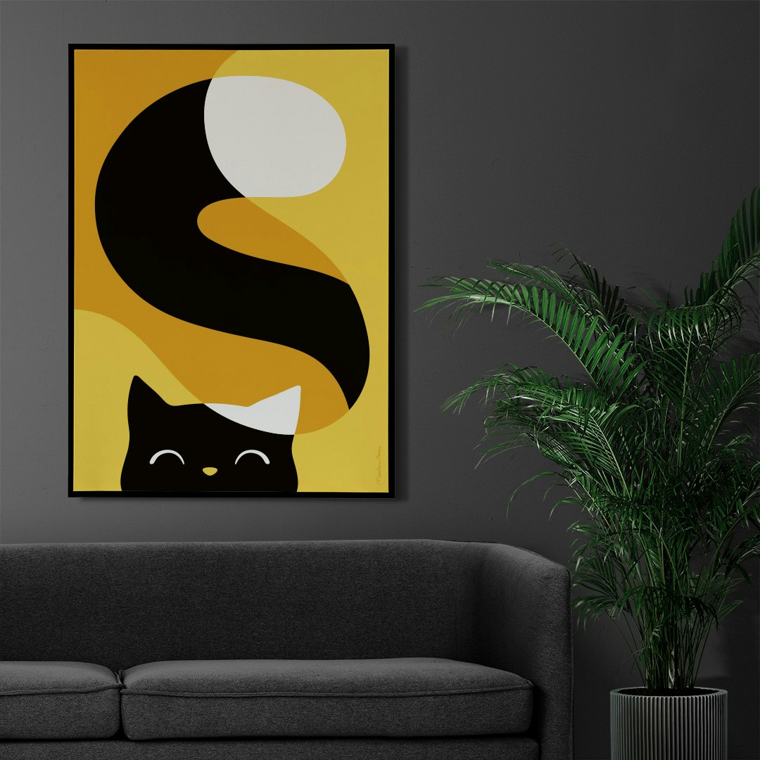 Poster med motivet Glad katt – en svartvit katt som kikar fram och som har en lång slingrande svans. Färg: gul och senapsgul / orange.