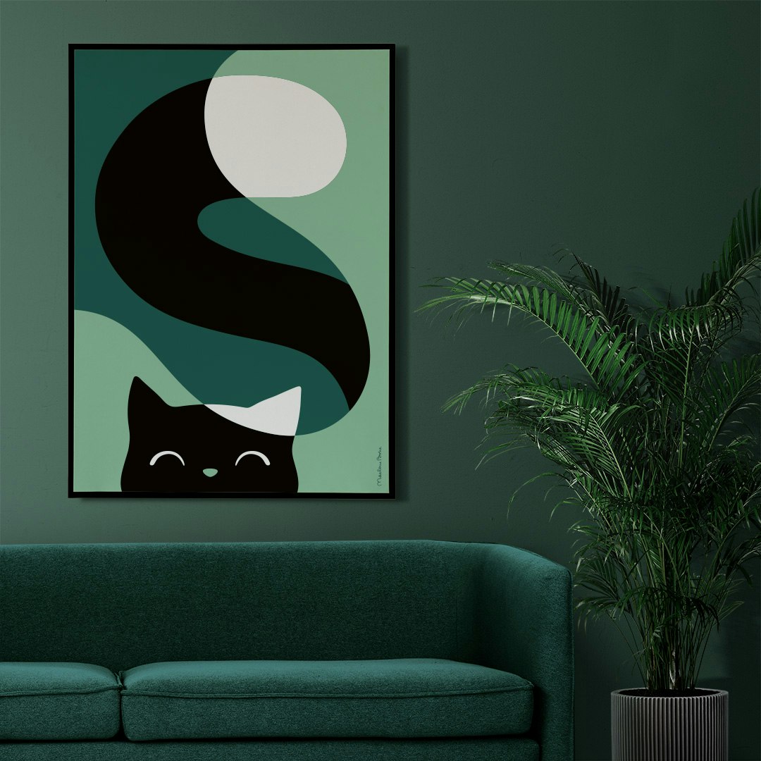 Poster med motivet Glad katt – en svartvit katt som kikar fram och som har en lång slingrande svans. Färg: mint och petrol.