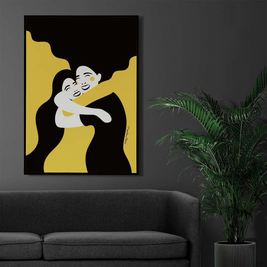 Poster med motivet Systrar – två kvinnor som ger varandra en stor, varm, glad och kärleksfull kram. Färg: gul.
