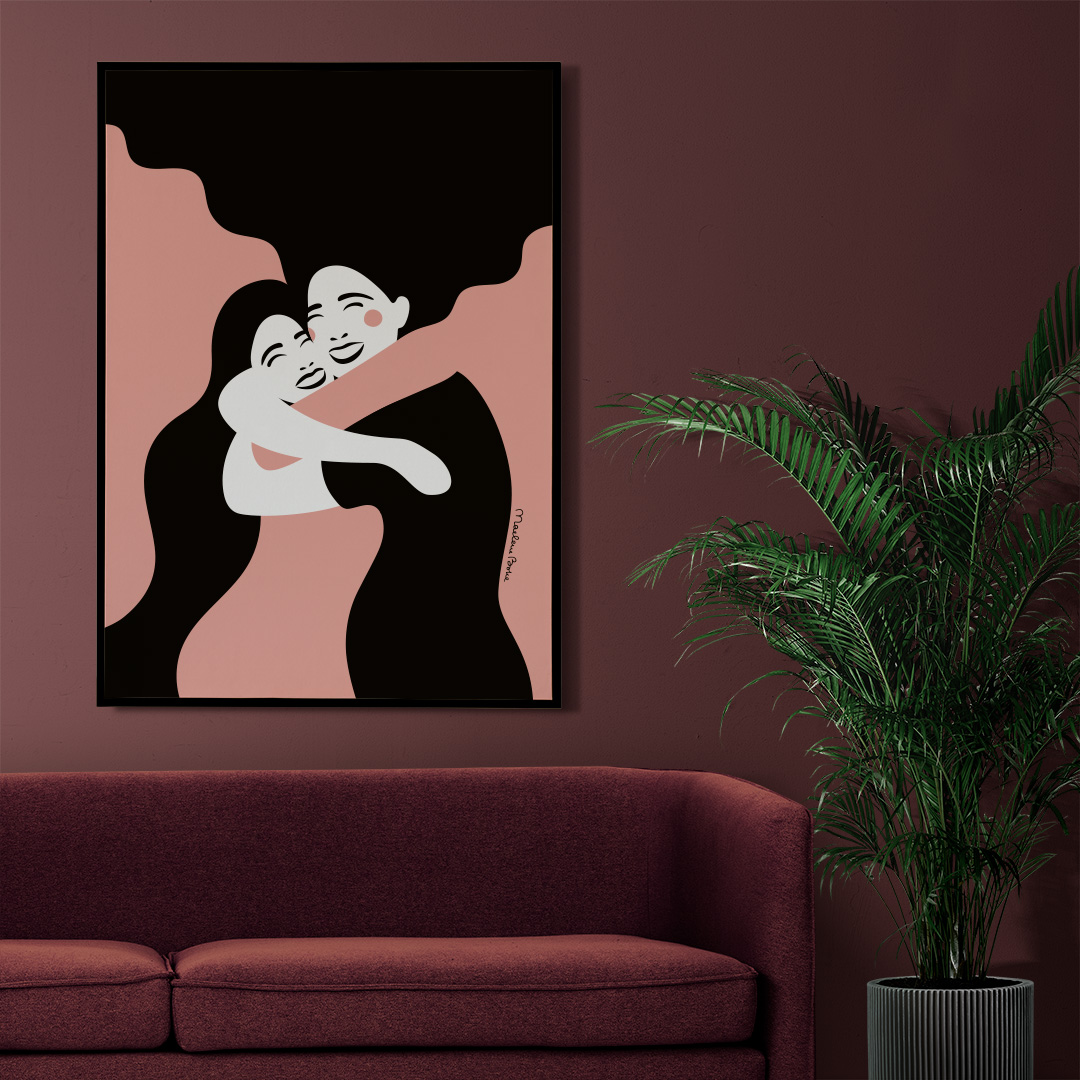 Poster med motivet Systrar – två kvinnor som ger varandra en stor, varm, glad och kärleksfull kram. Färg: rosa.
