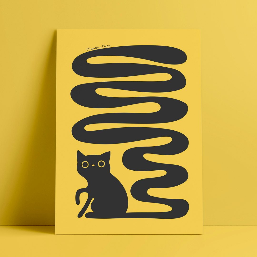 Print / poster med motivet Svanskatten – en svart katt med lång slingrande svans. Färg: gul.