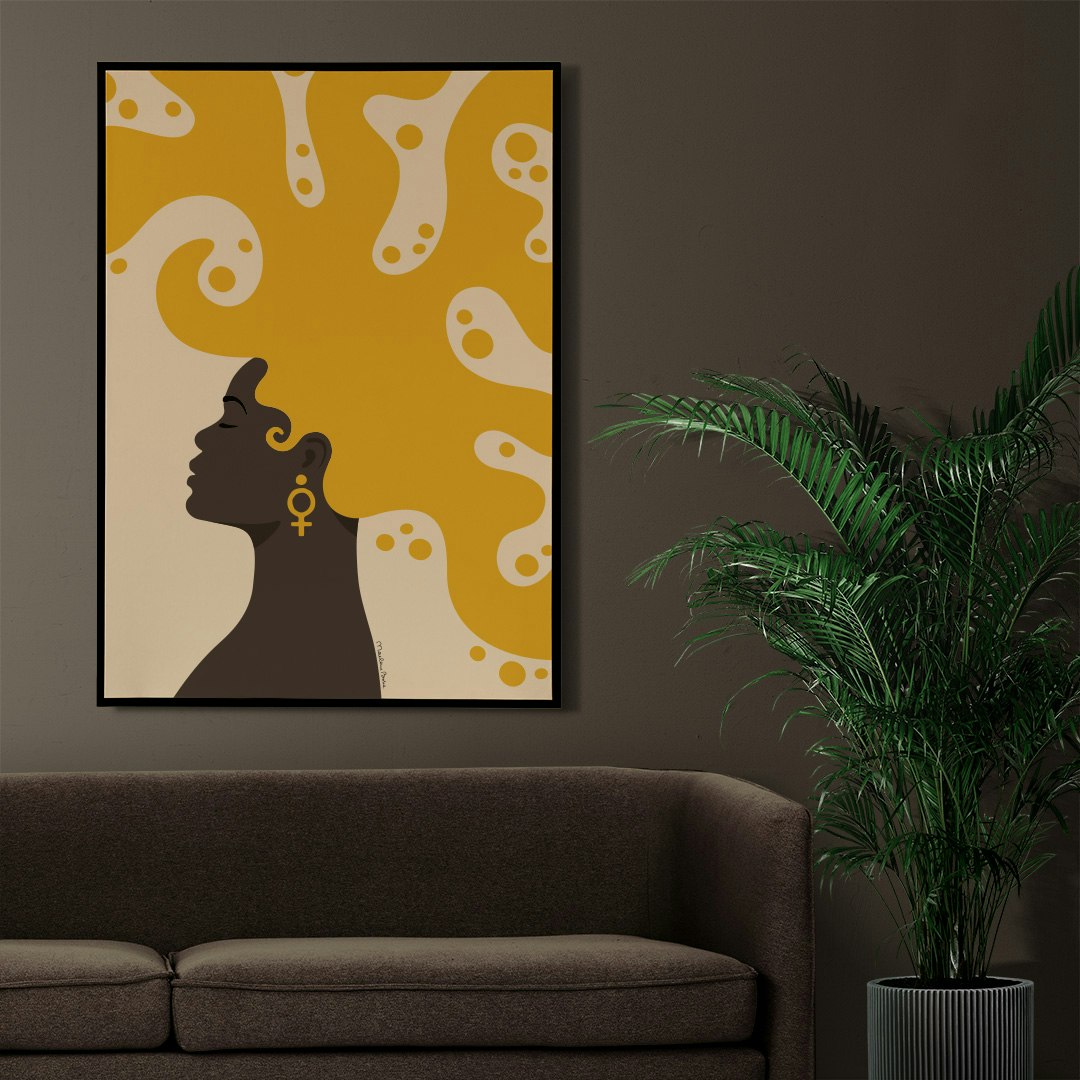 Poster med motivet Havsgudinnan – en stolt svart kvinna med stort lekfullt hår som ser ut som vatten. I örat bär hon ett stort örhänge i form av en venussymbol. Färg: gul.