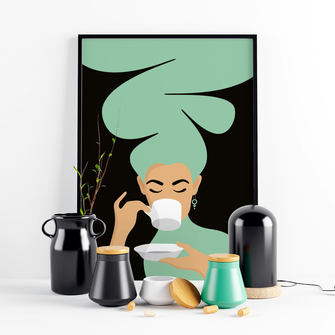 Print / poster med motivet Kaffekvinnan – en kvinna med stort bubbligt hår, en venussymbol i örat och som njuter av en kopp kaffe. Färg: mint.