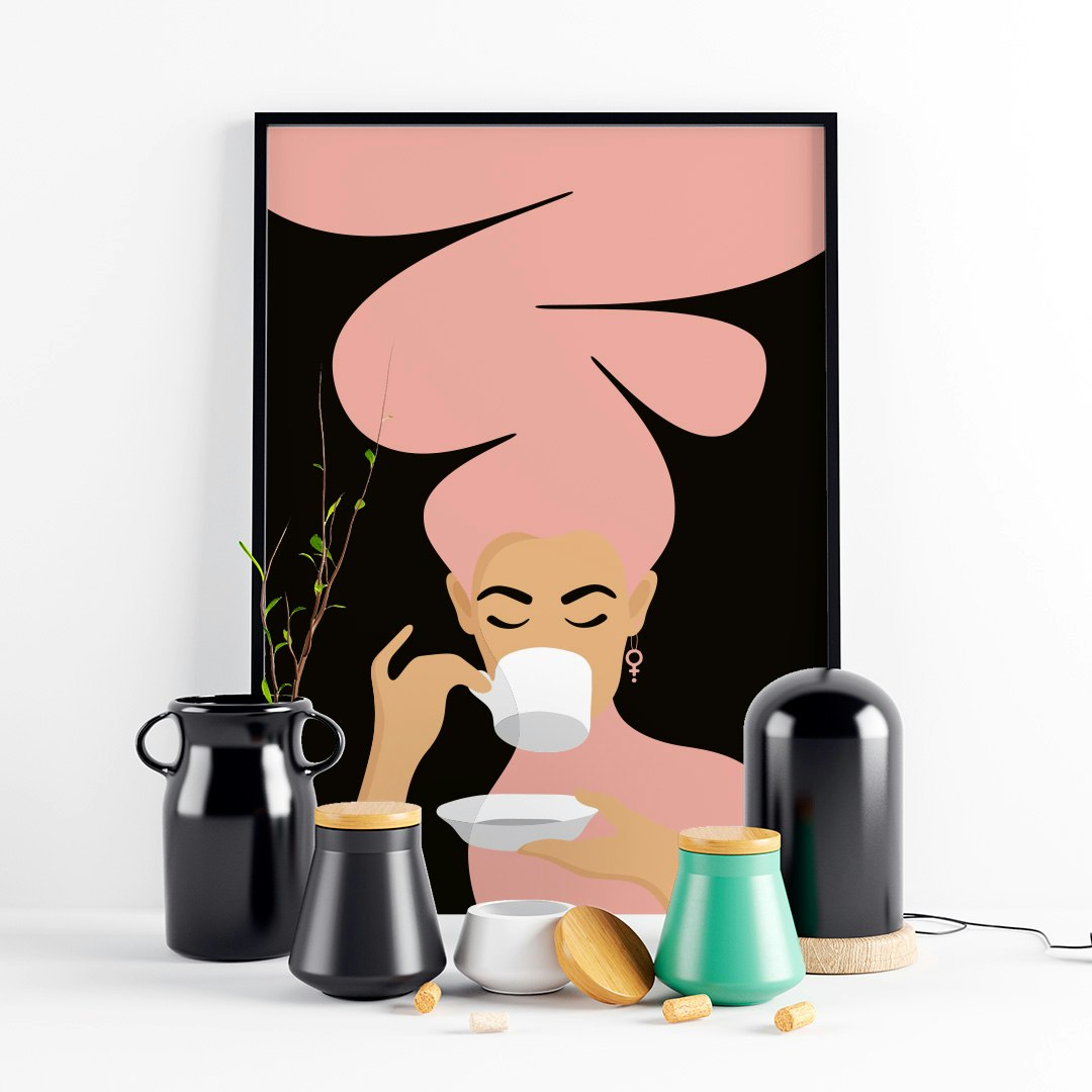 Print / poster med motivet Kaffekvinnan – en kvinna med stort bubbligt hår, en venussymbol i örat och som njuter av en kopp kaffe. Färg: rosa.