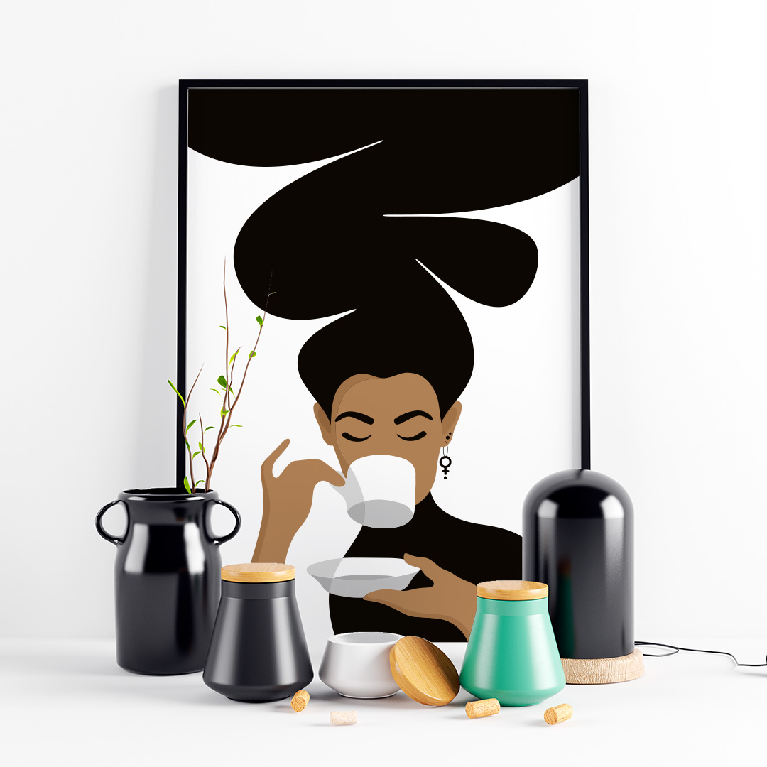 Print / poster med motivet Kaffekvinnan – en kvinna med stort bubbligt hår, en venussymbol i örat och som njuter av en kopp kaffe. Färg: svartvit.