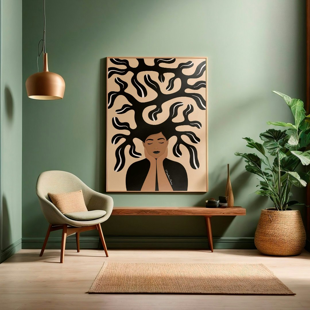 Print / poster med motivet Growing – en kvinna med grönskande hår och personlig utveckling. Färg: sand / beige.