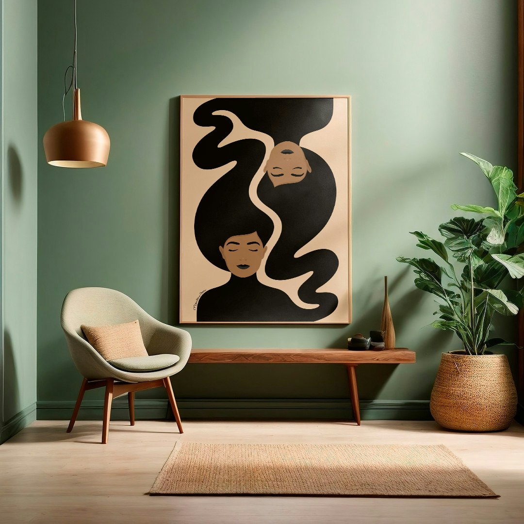 Poster med det grafiska motivet Soul Sisters i ett rum med gröna väggar. Färg: sand.