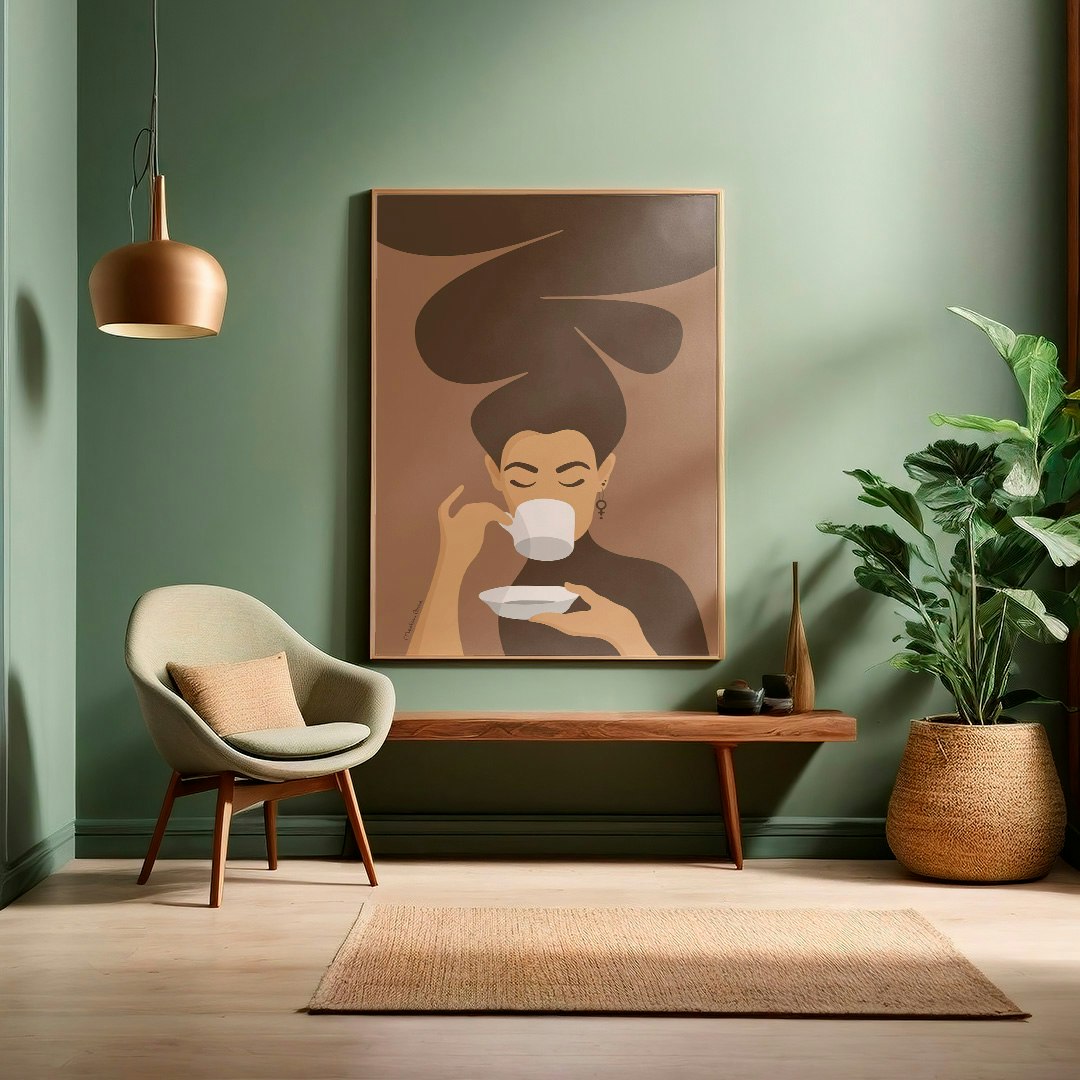 Print / poster med motivet Kaffekvinnan – en kvinna med stort bubbligt hår, en venussymbol i örat och som njuter av en kopp kaffe. Färg: brun.