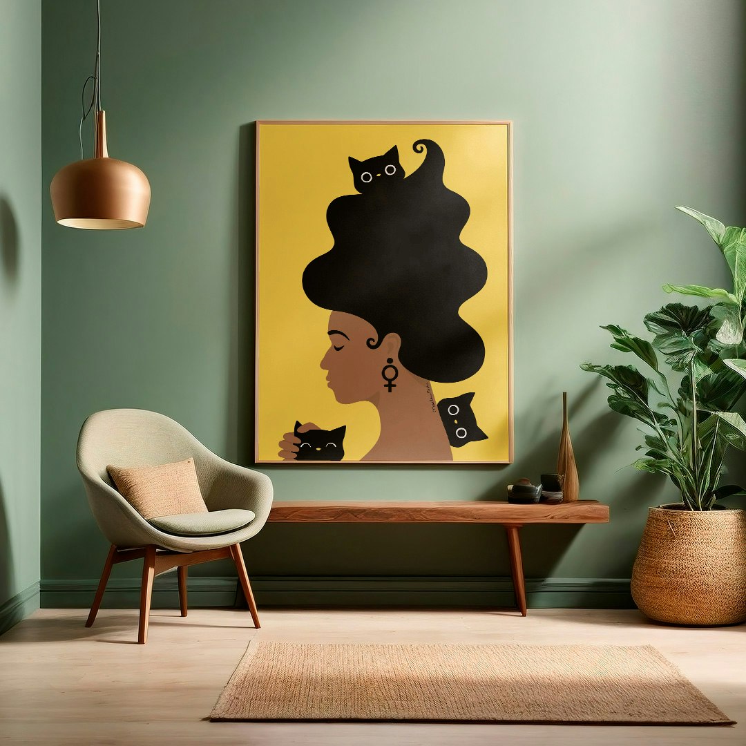 Gul poster / print med motivet Kattkvinnan – en kvinna med stort böljande hår som är omgiven av tre busiga katter. I örat bär hon en venussymbol. Färg: gul.