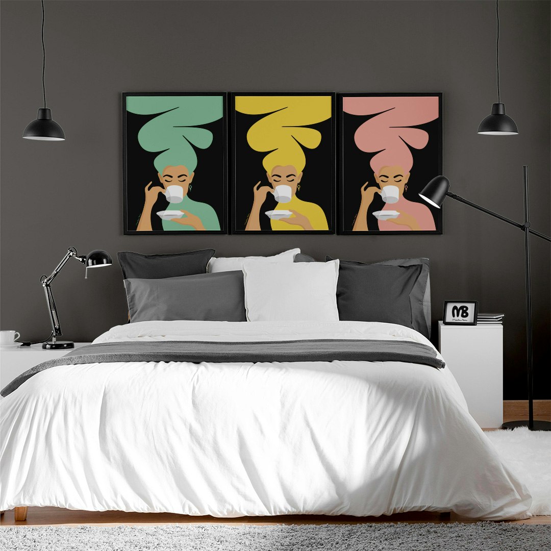Tre posters med motivet Kaffekvinnan i gult, mint och rosa ovanför säng i sovrum.