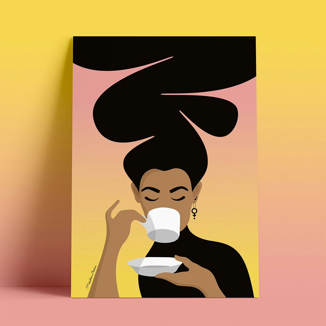 Print / poster med motivet Kaffekvinnan – en kvinna med stort bubbligt hår, en venussymbol i örat och som njuter av en kopp kaffe. Färg: sunrise / gradient från gul till rosa, som en soluppgång.
