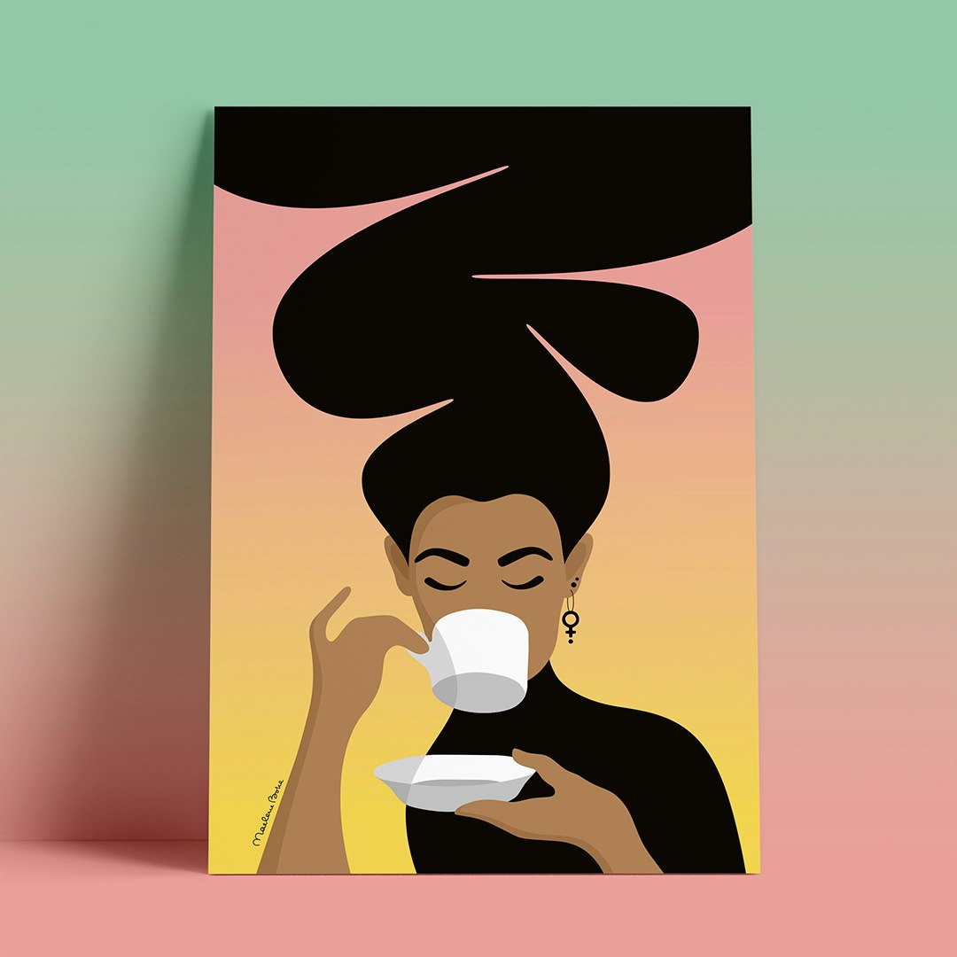 Print / poster med motivet Kaffekvinnan – en kvinna med stort bubbligt hår, en venussymbol i örat och som njuter av en kopp kaffe. Färg: sunrise / gradient från gul till rosa, som en soluppgång.